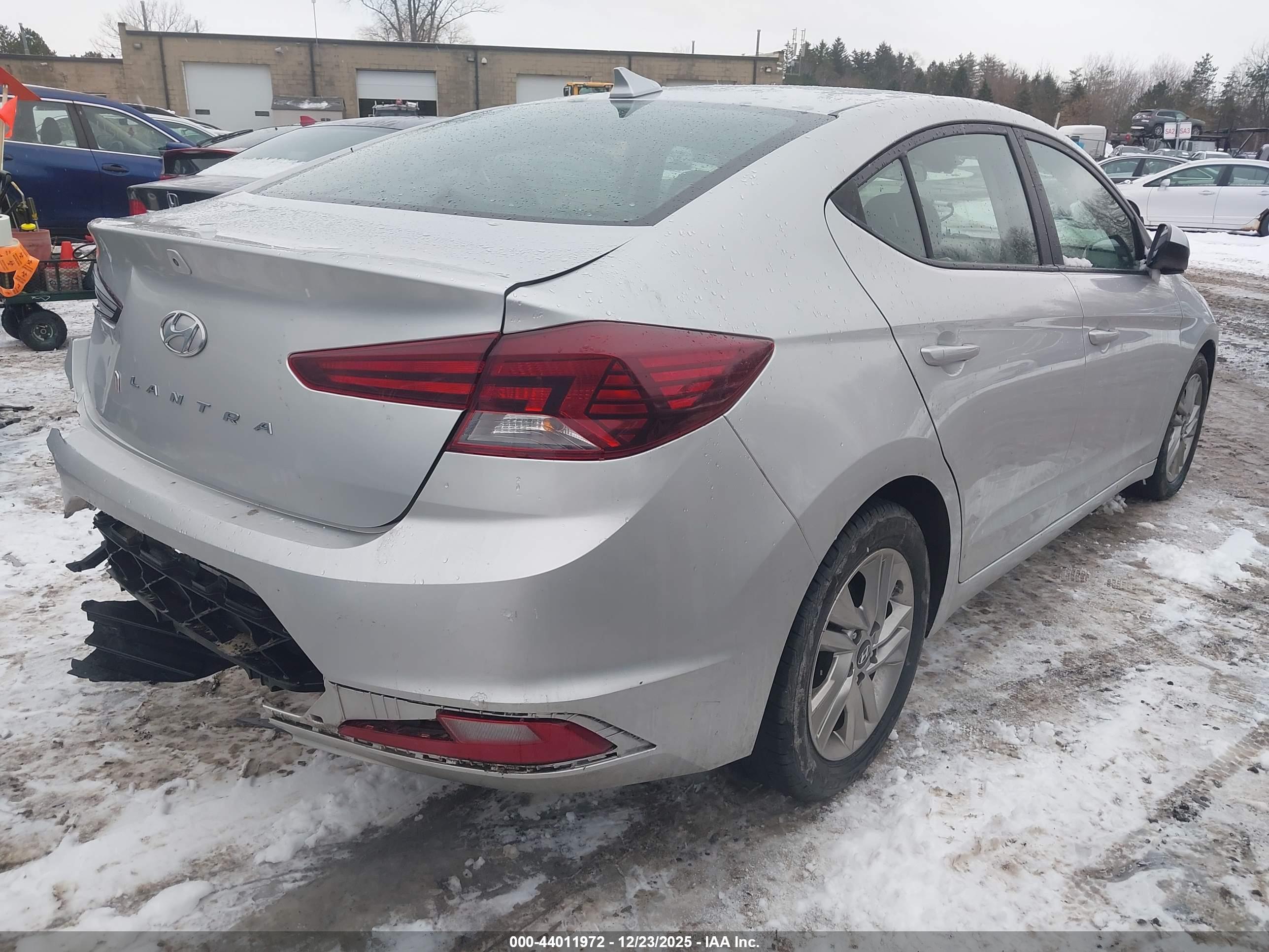 HYUNDAI ELANTRA image 4