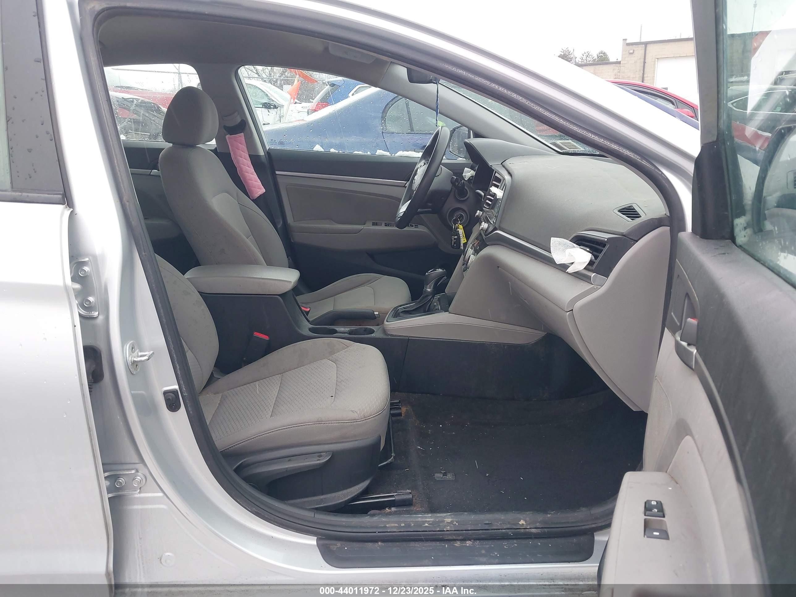 HYUNDAI ELANTRA image 5