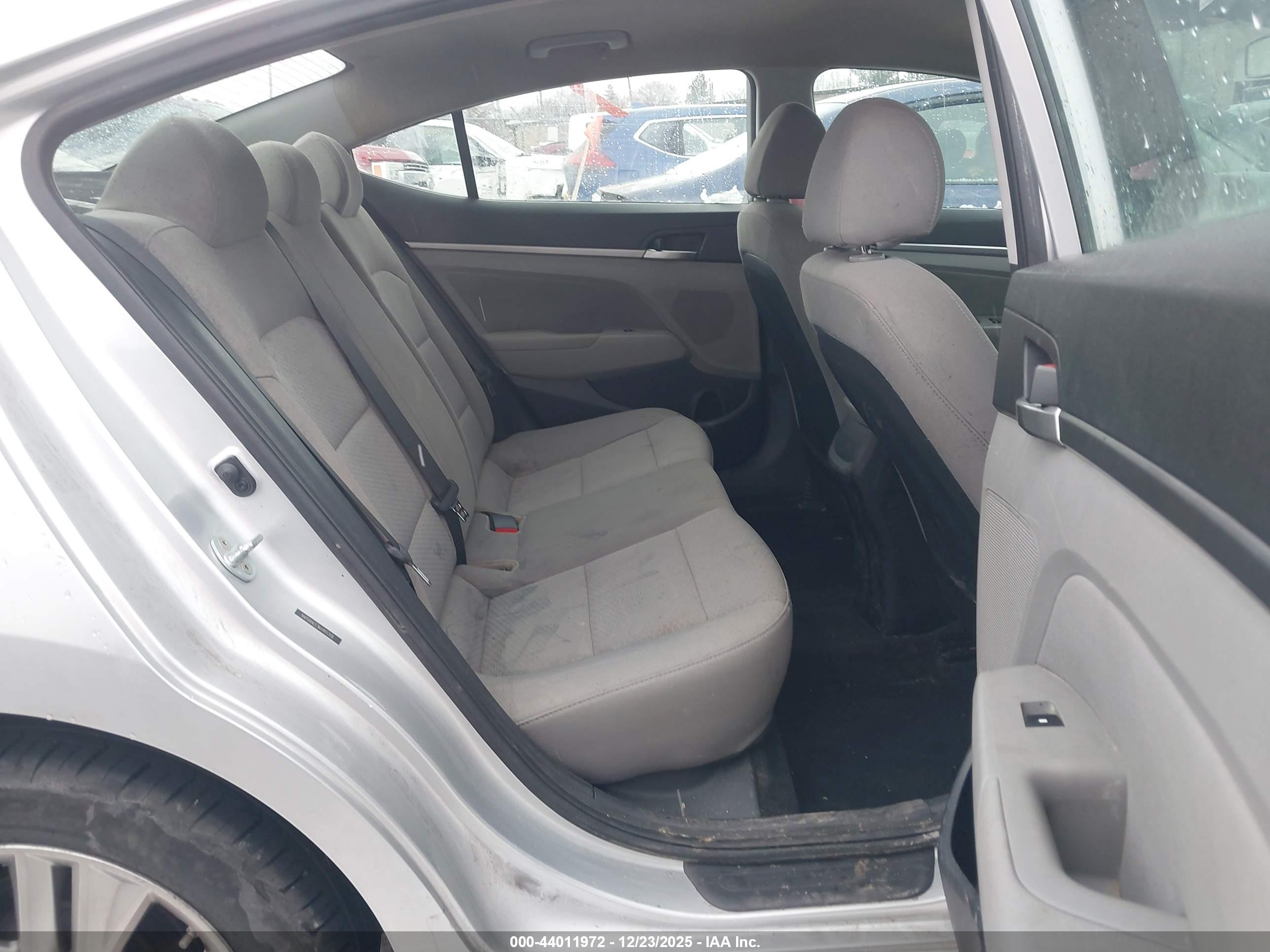 HYUNDAI ELANTRA image 8