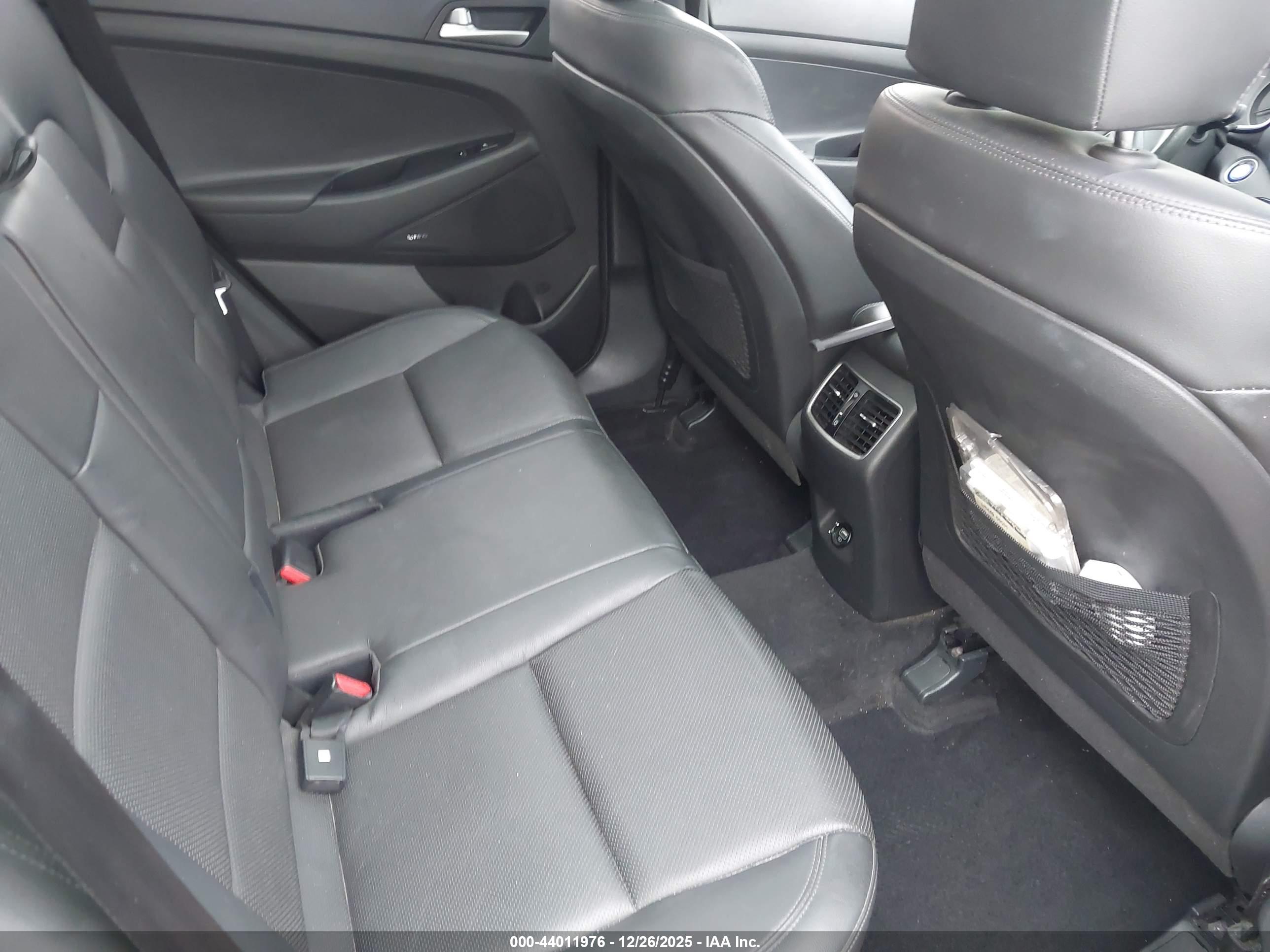 HYUNDAI TUCSON image 8