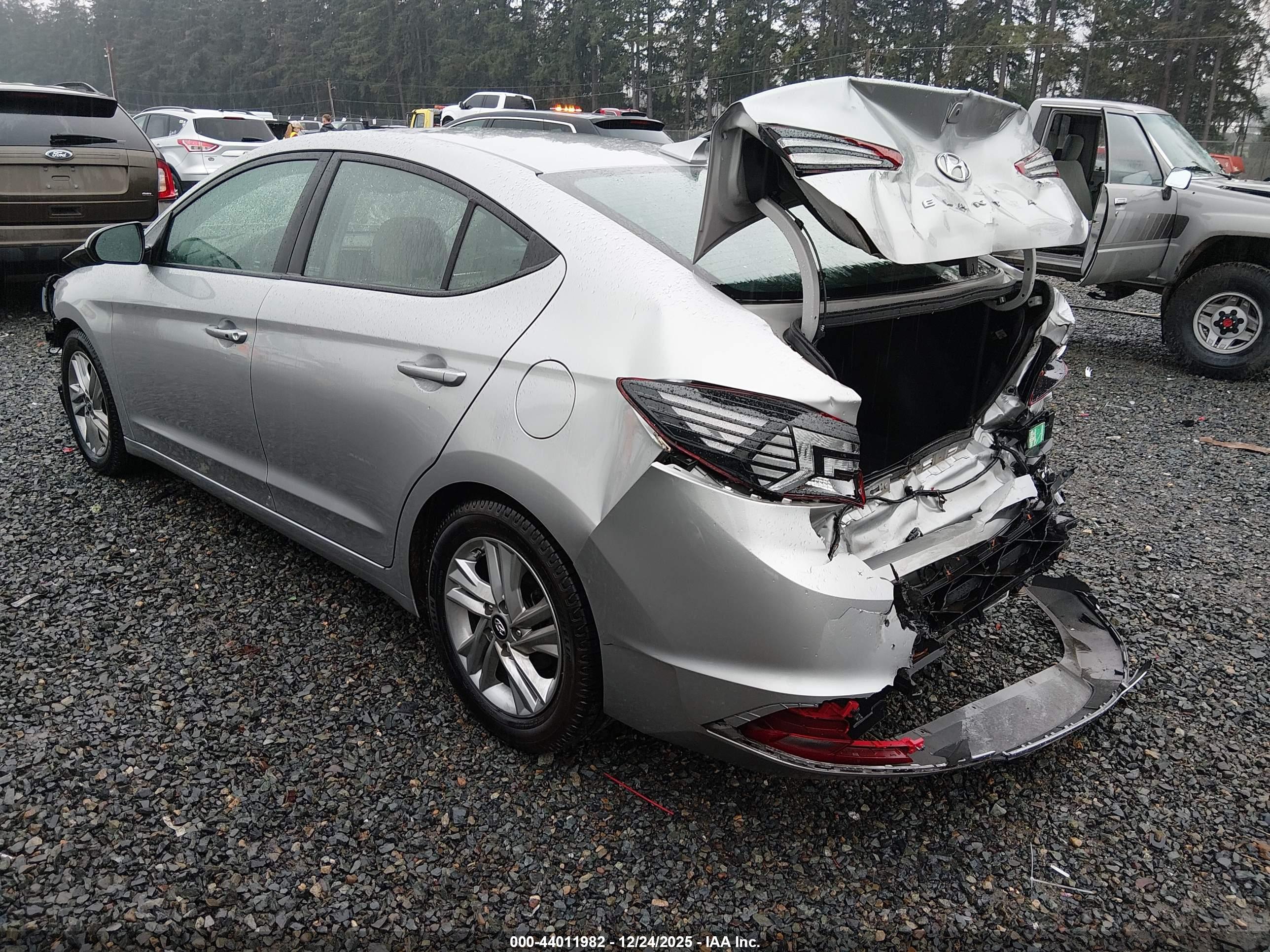 HYUNDAI ELANTRA image 3