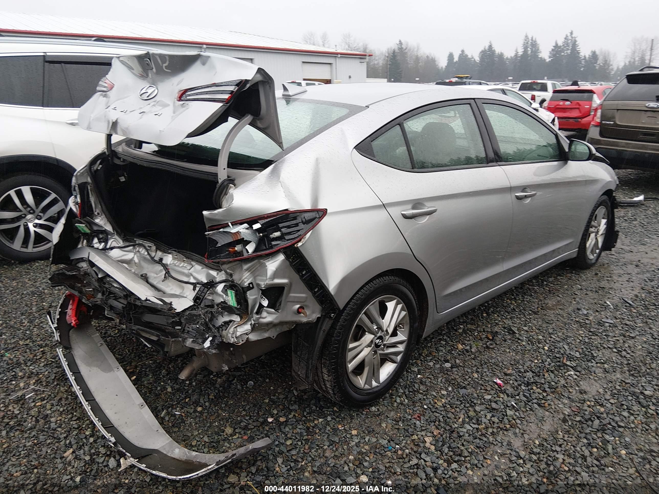 HYUNDAI ELANTRA image 4