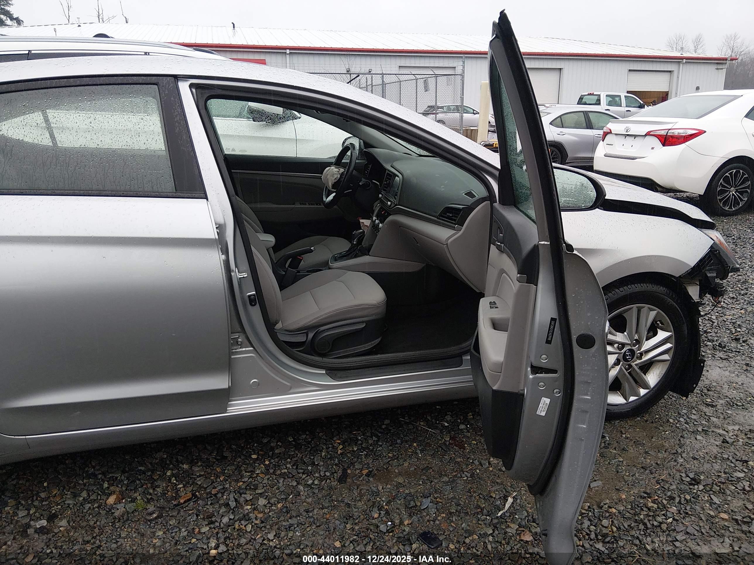 HYUNDAI ELANTRA image 5