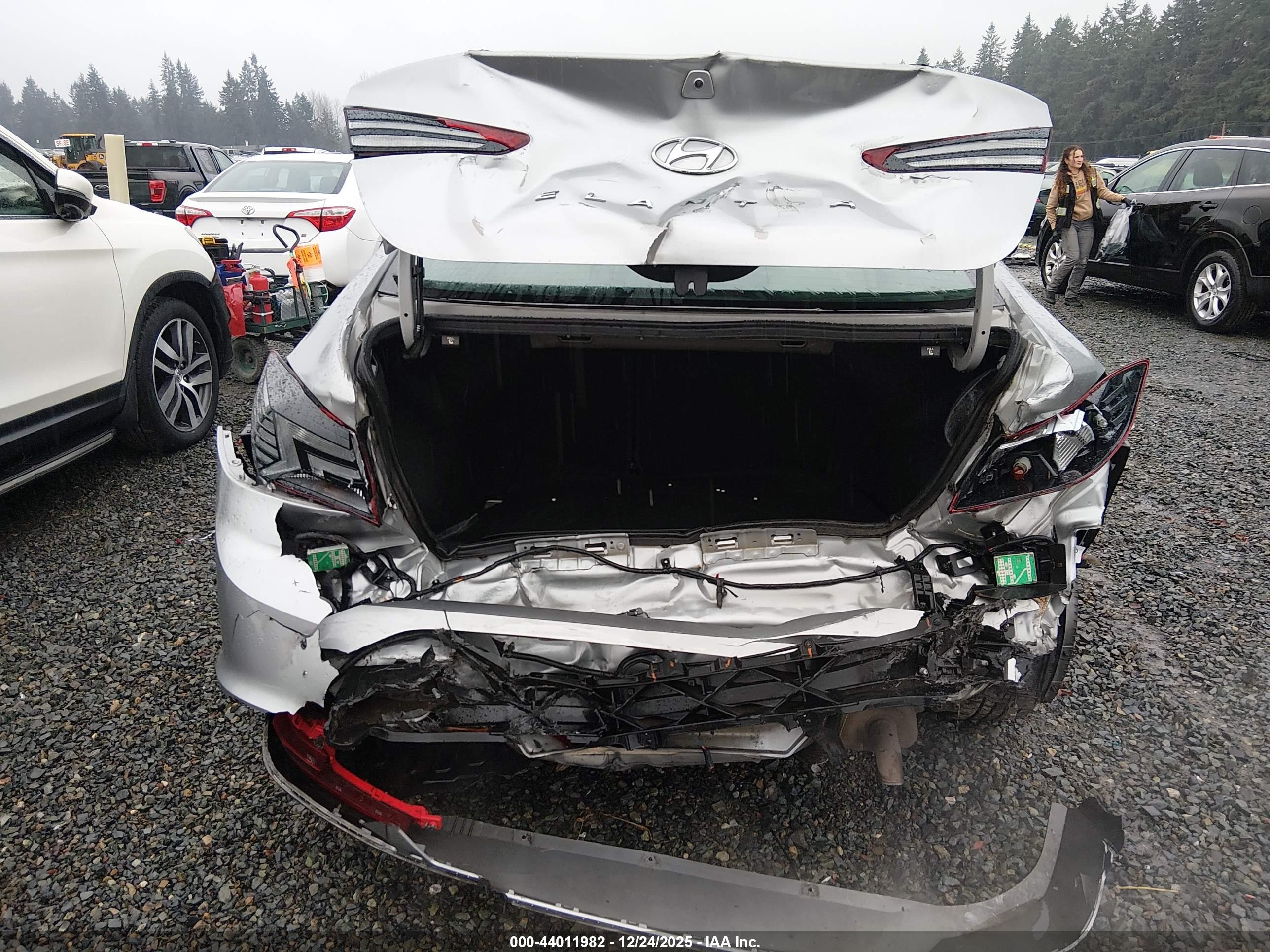 HYUNDAI ELANTRA image 6