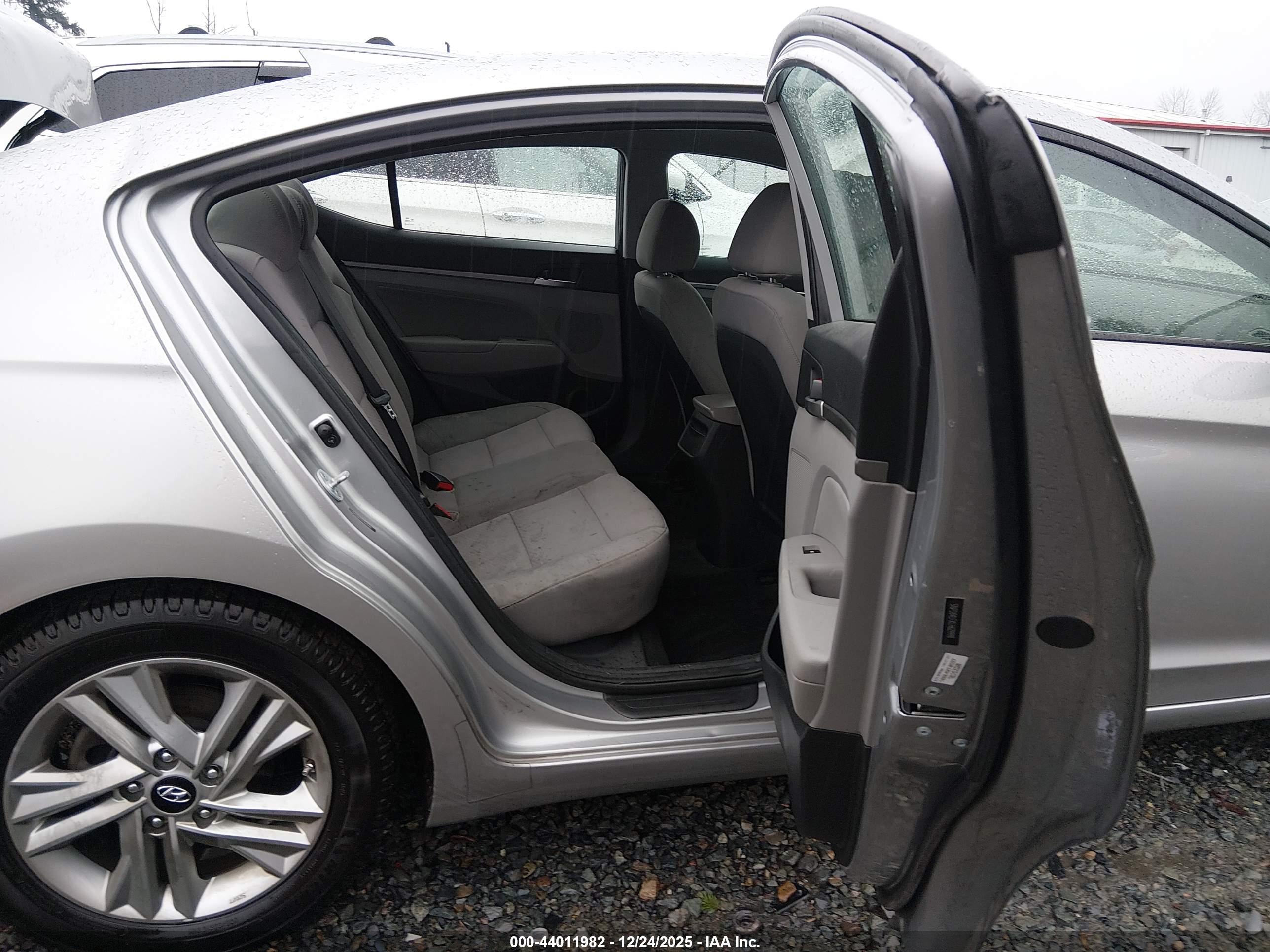 HYUNDAI ELANTRA image 8