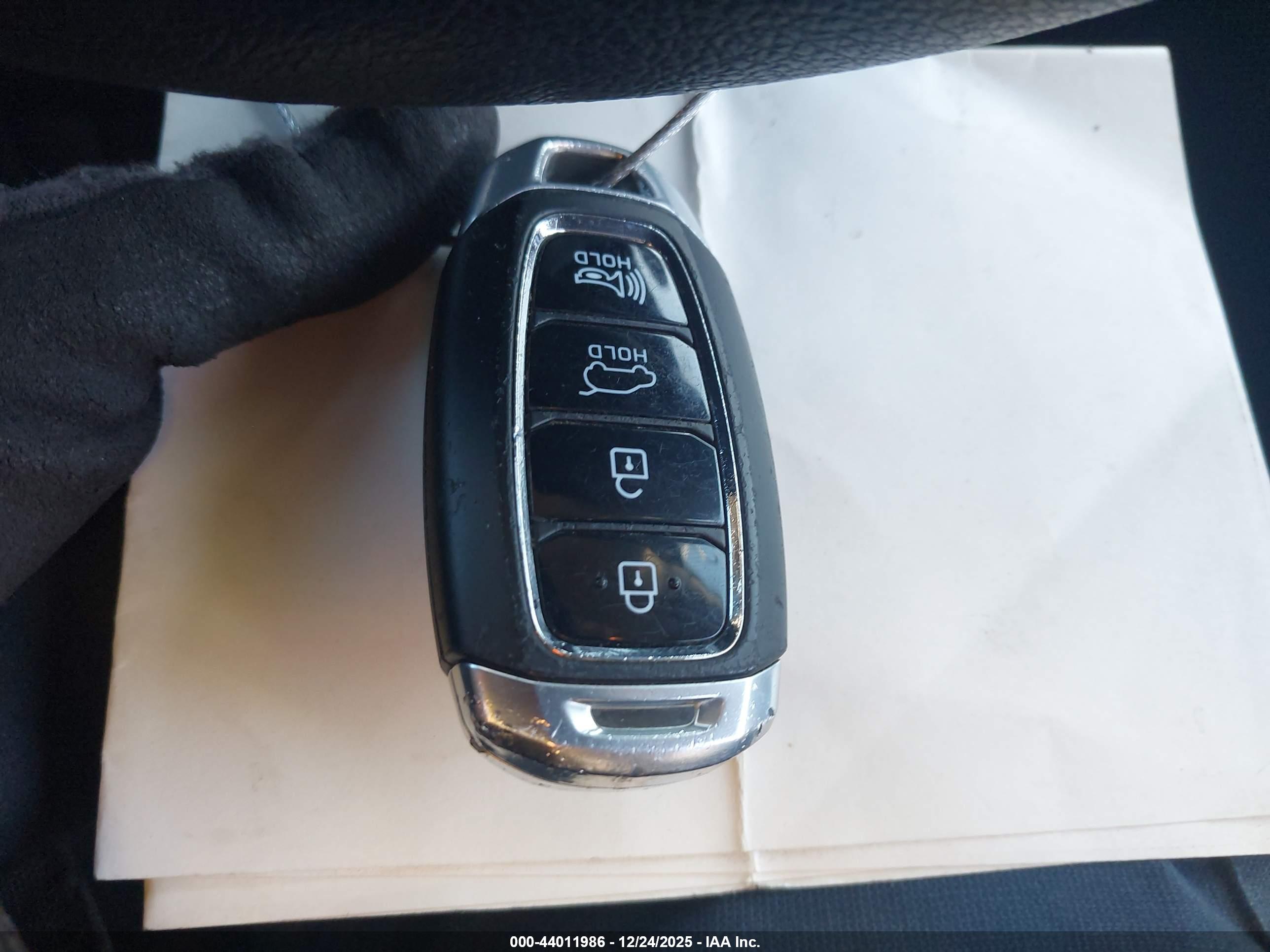 HYUNDAI SANTA image 11