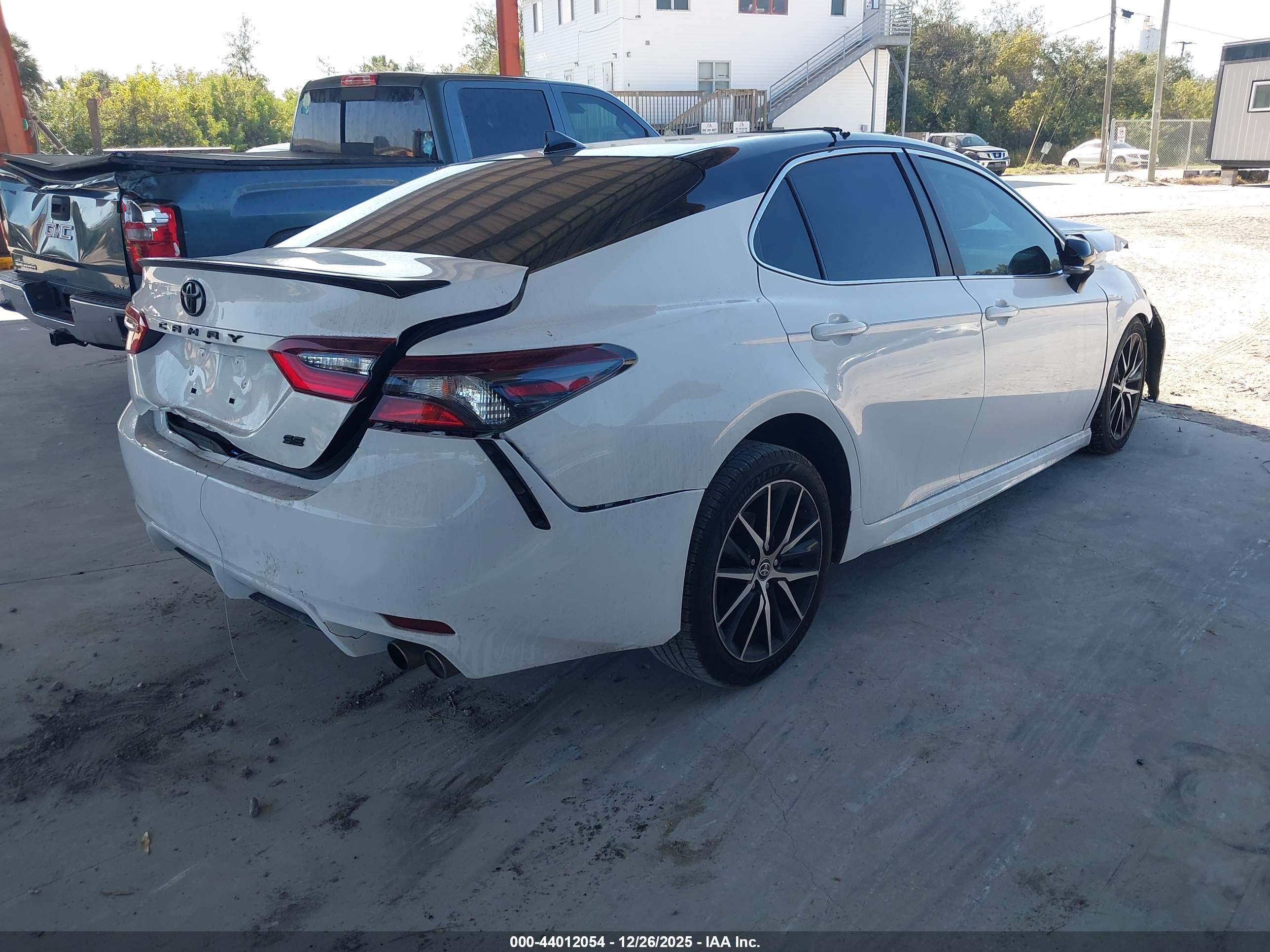 TOYOTA CAMRY image 4