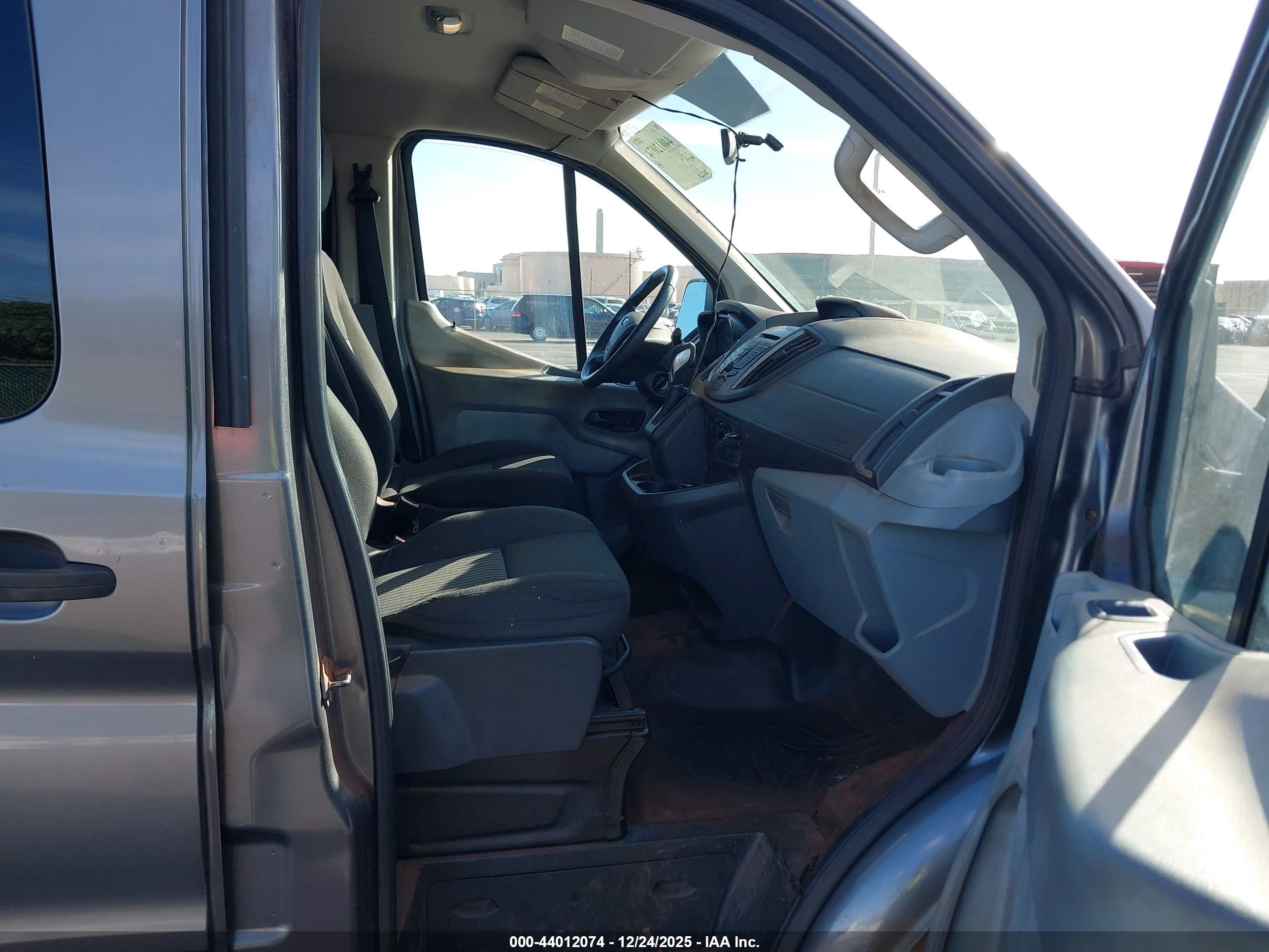 FORD TRANSIT-150 image 5