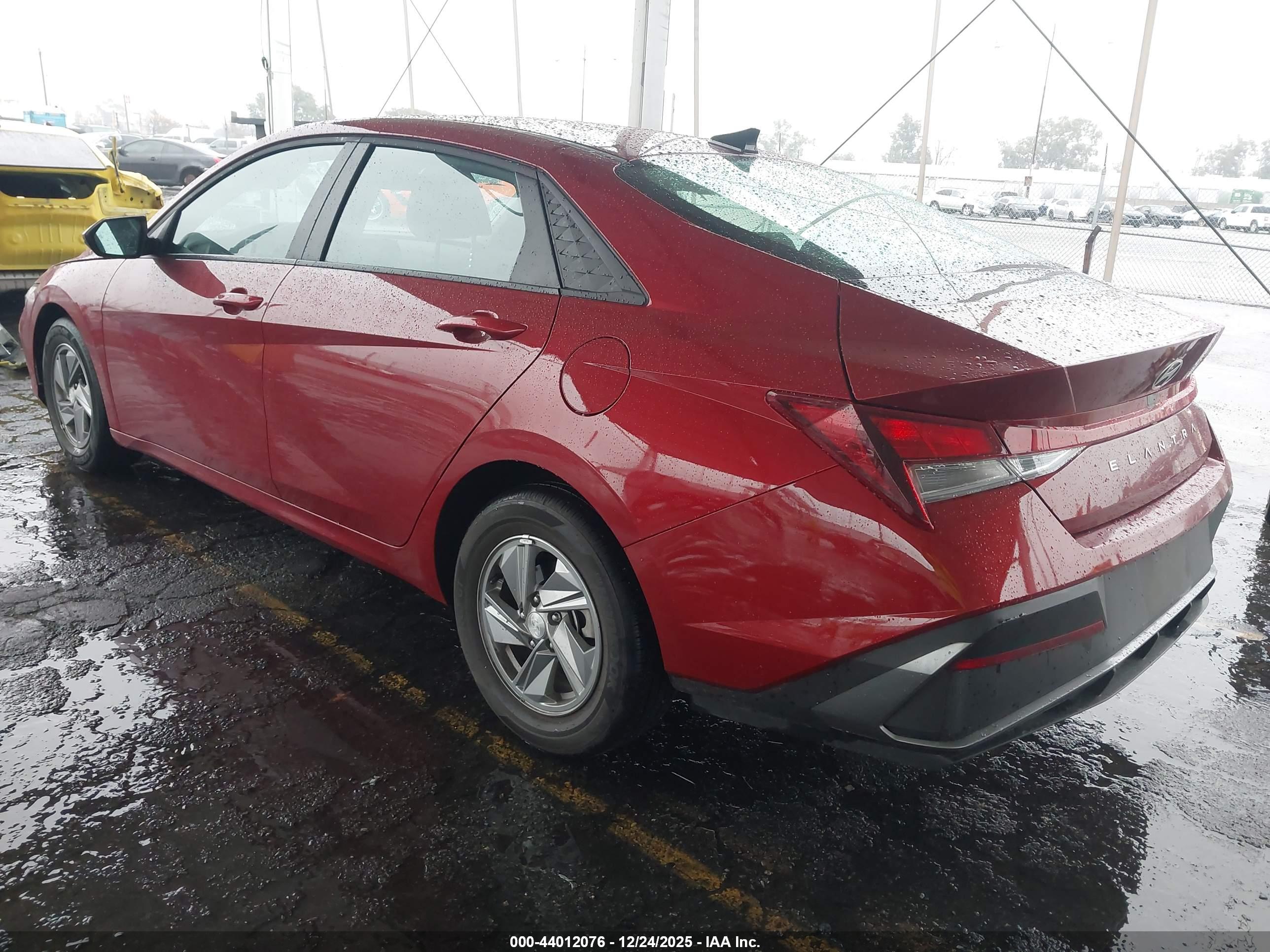 HYUNDAI ELANTRA image 3