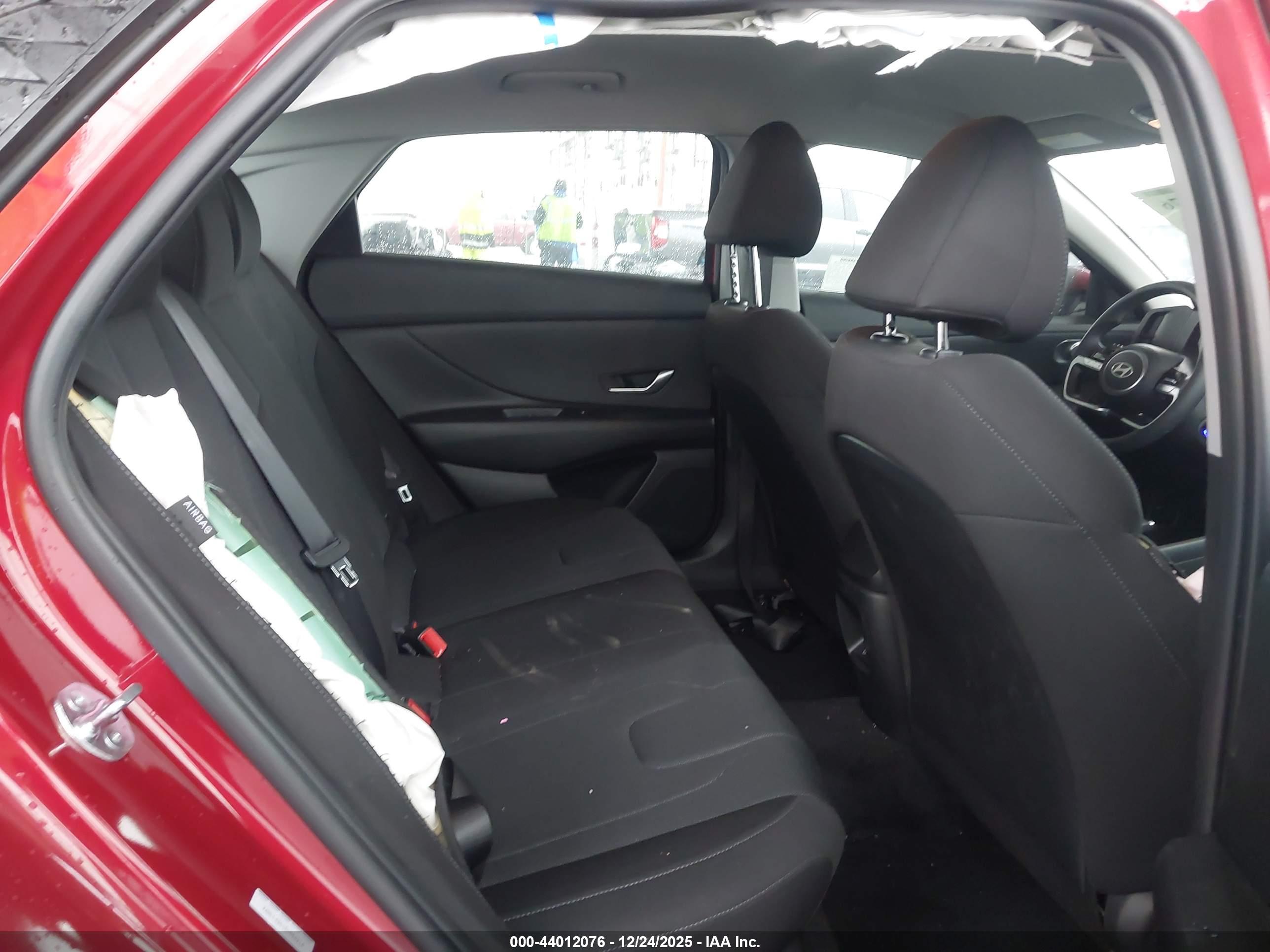 HYUNDAI ELANTRA image 8