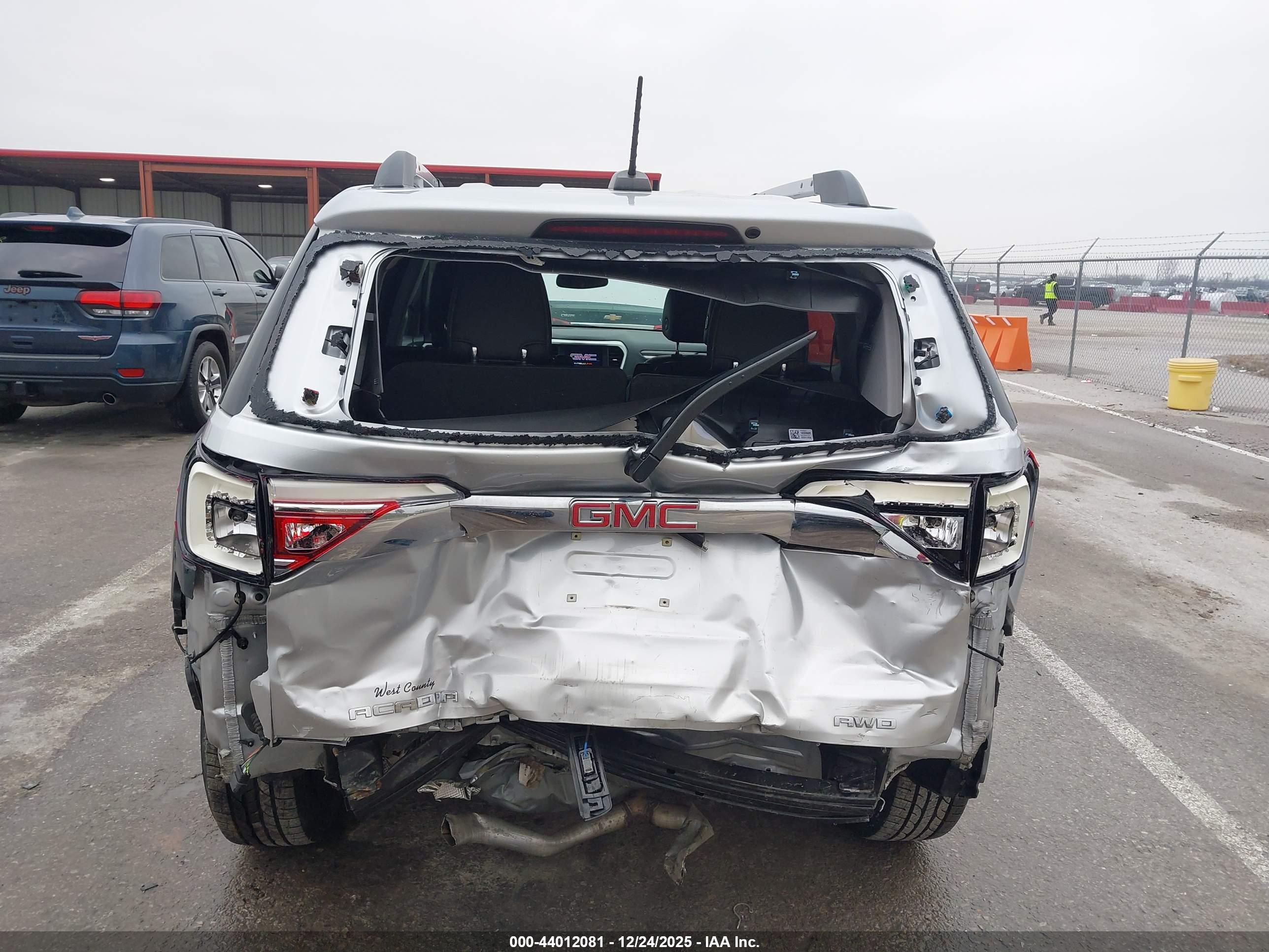GMC ACADIA image 6