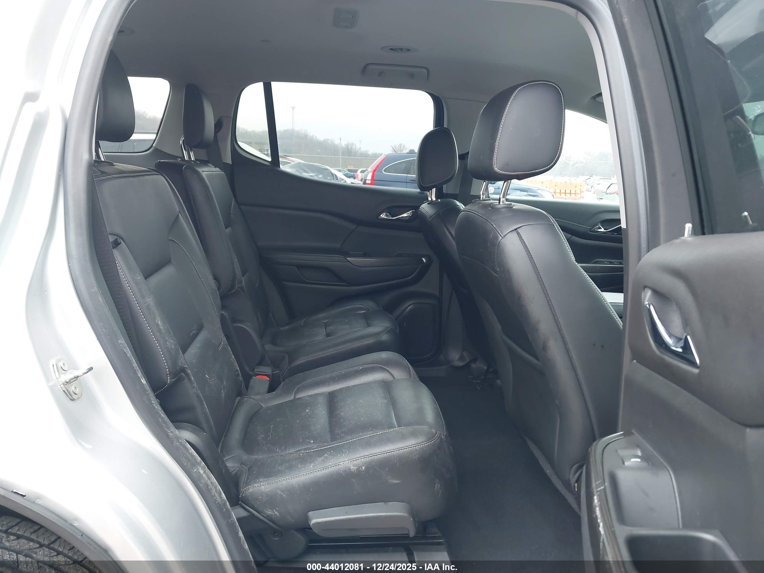 GMC ACADIA image 8