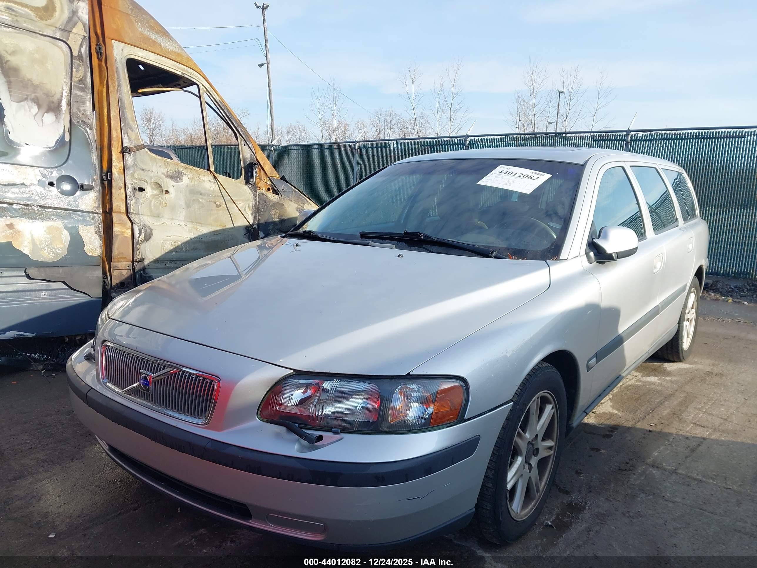VOLVO V70 image 2