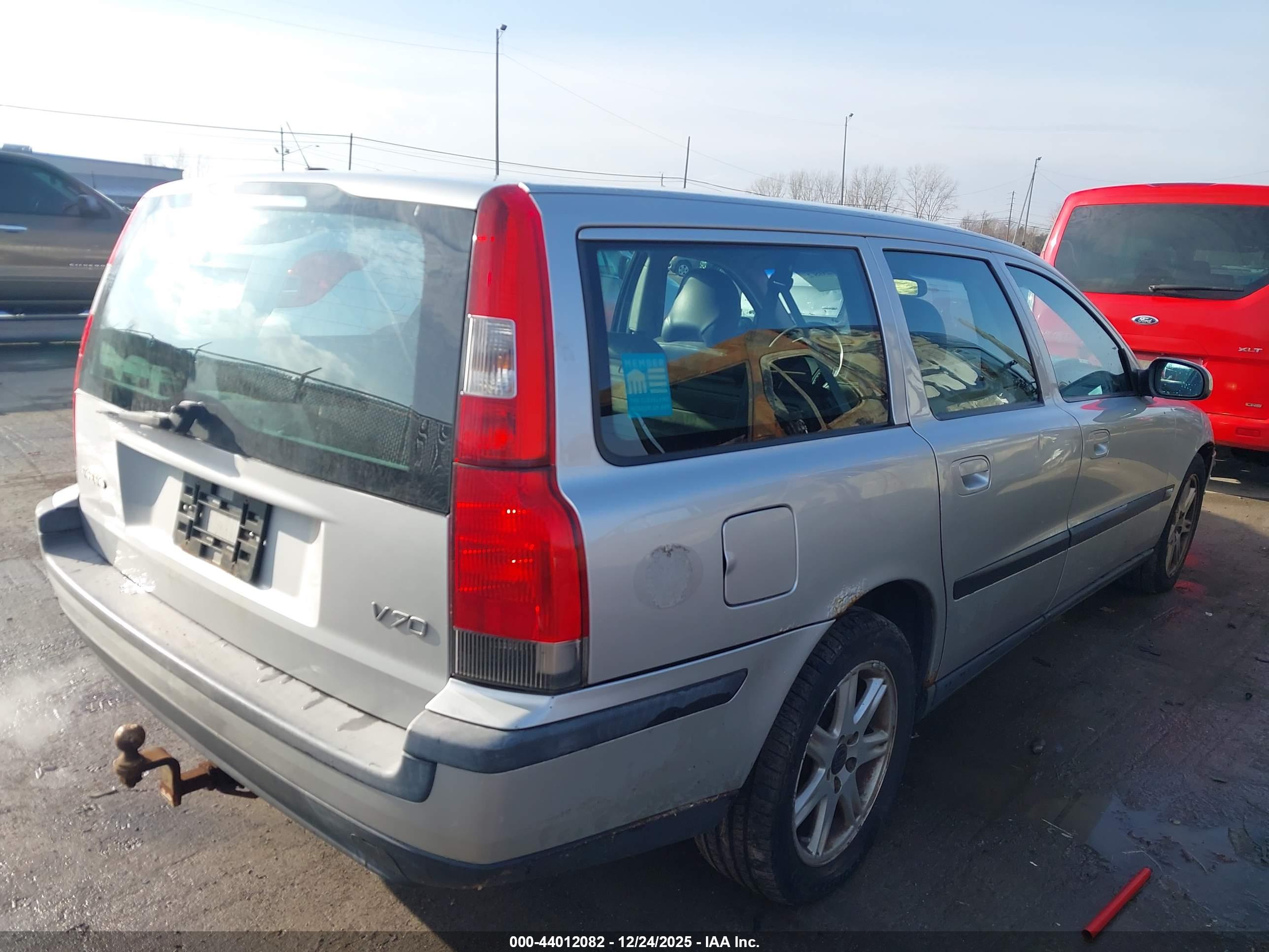 VOLVO V70 image 4