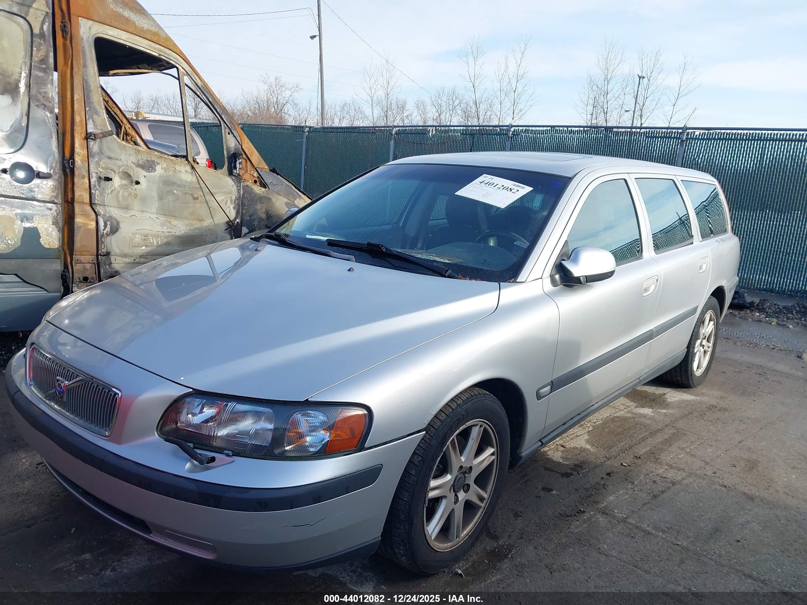 VOLVO V70 image 6