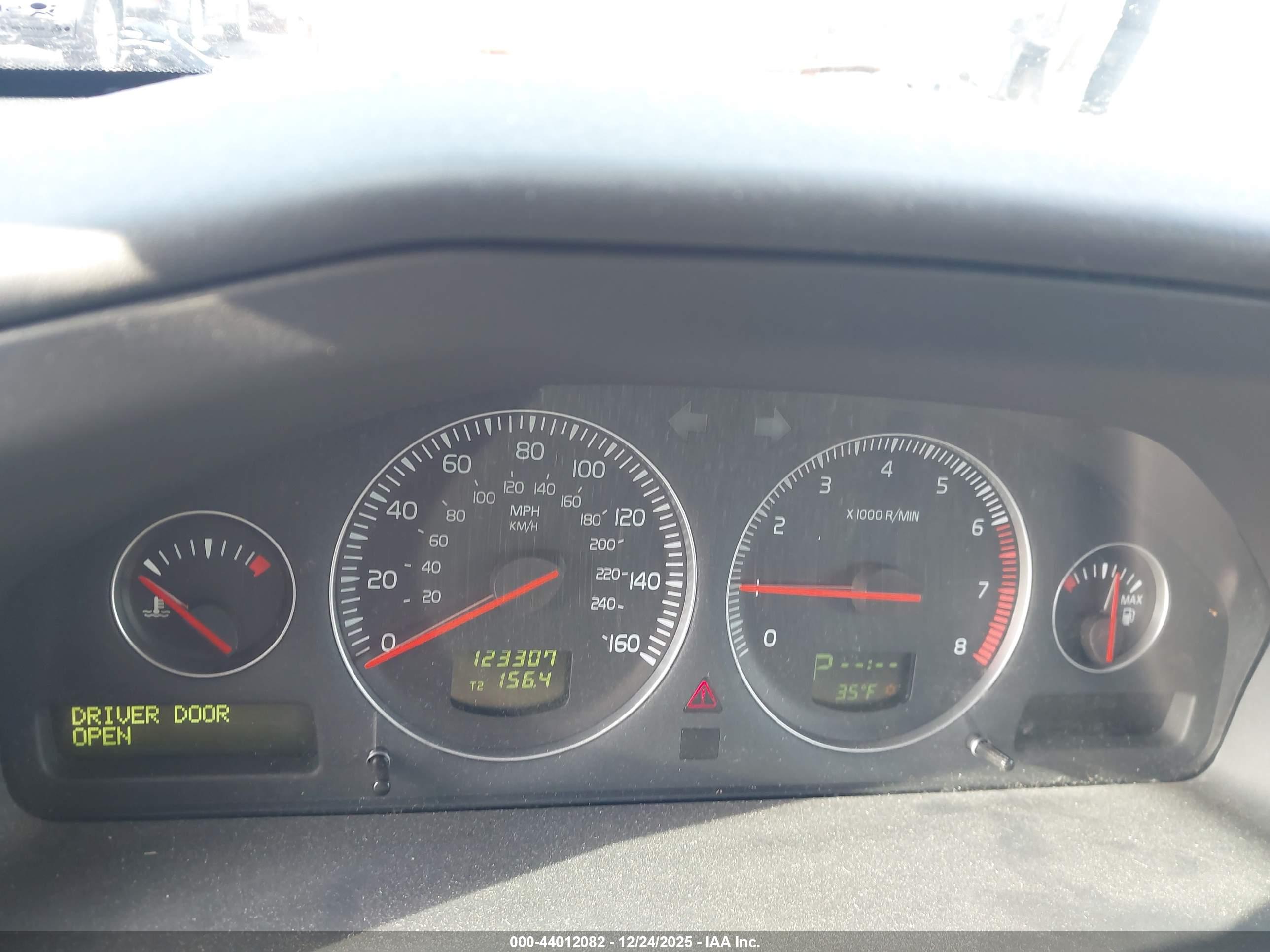 VOLVO V70 image 7