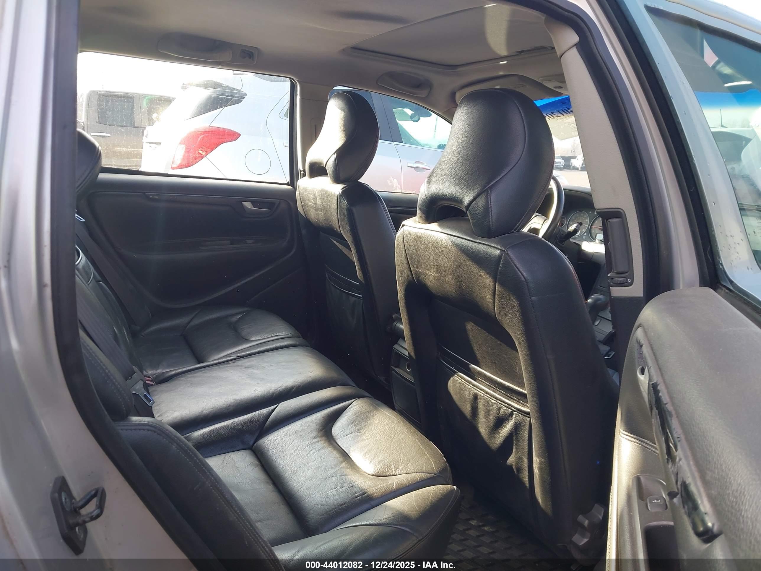 VOLVO V70 image 8