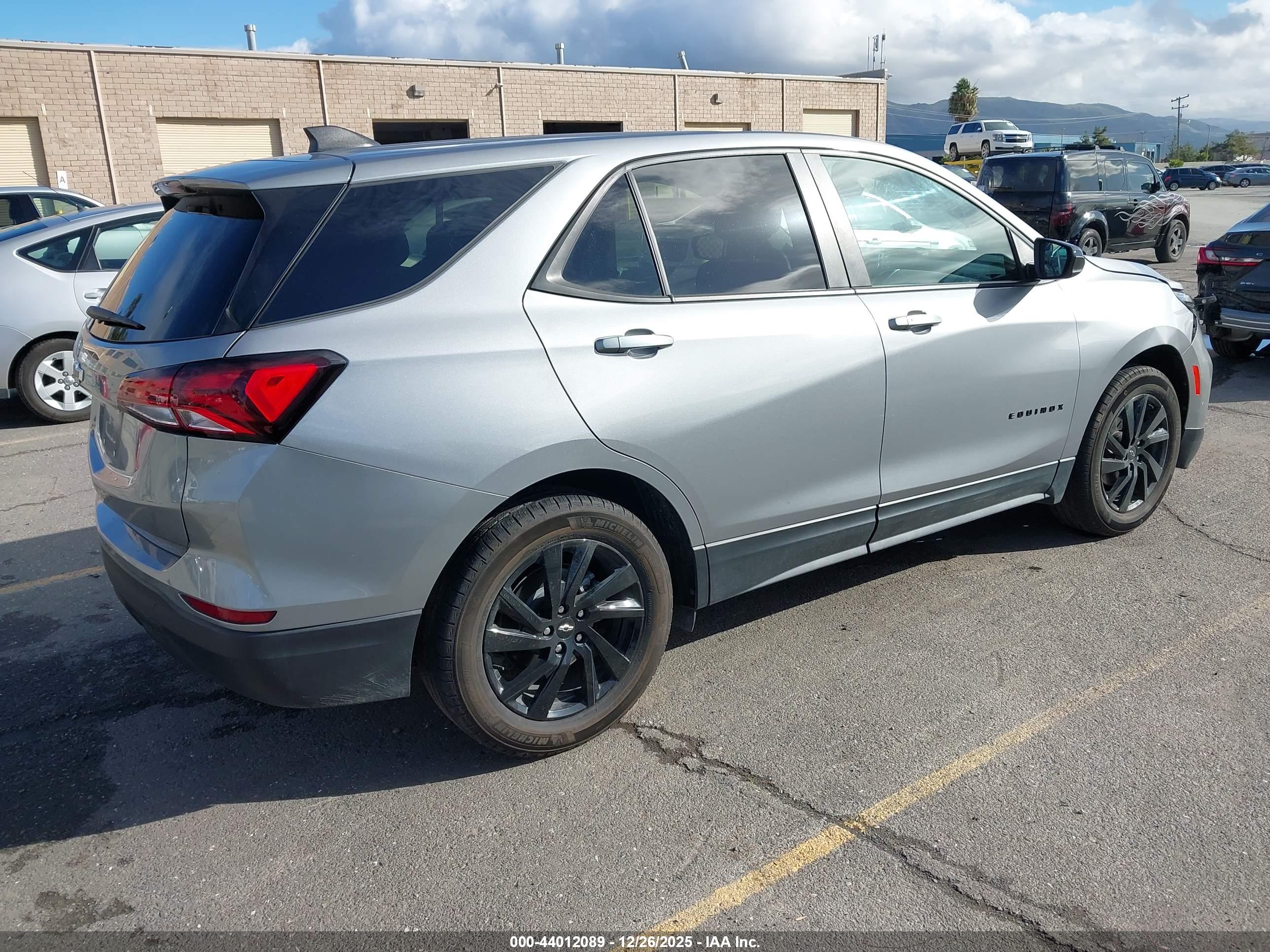CHEVROLET EQUINOX image 4