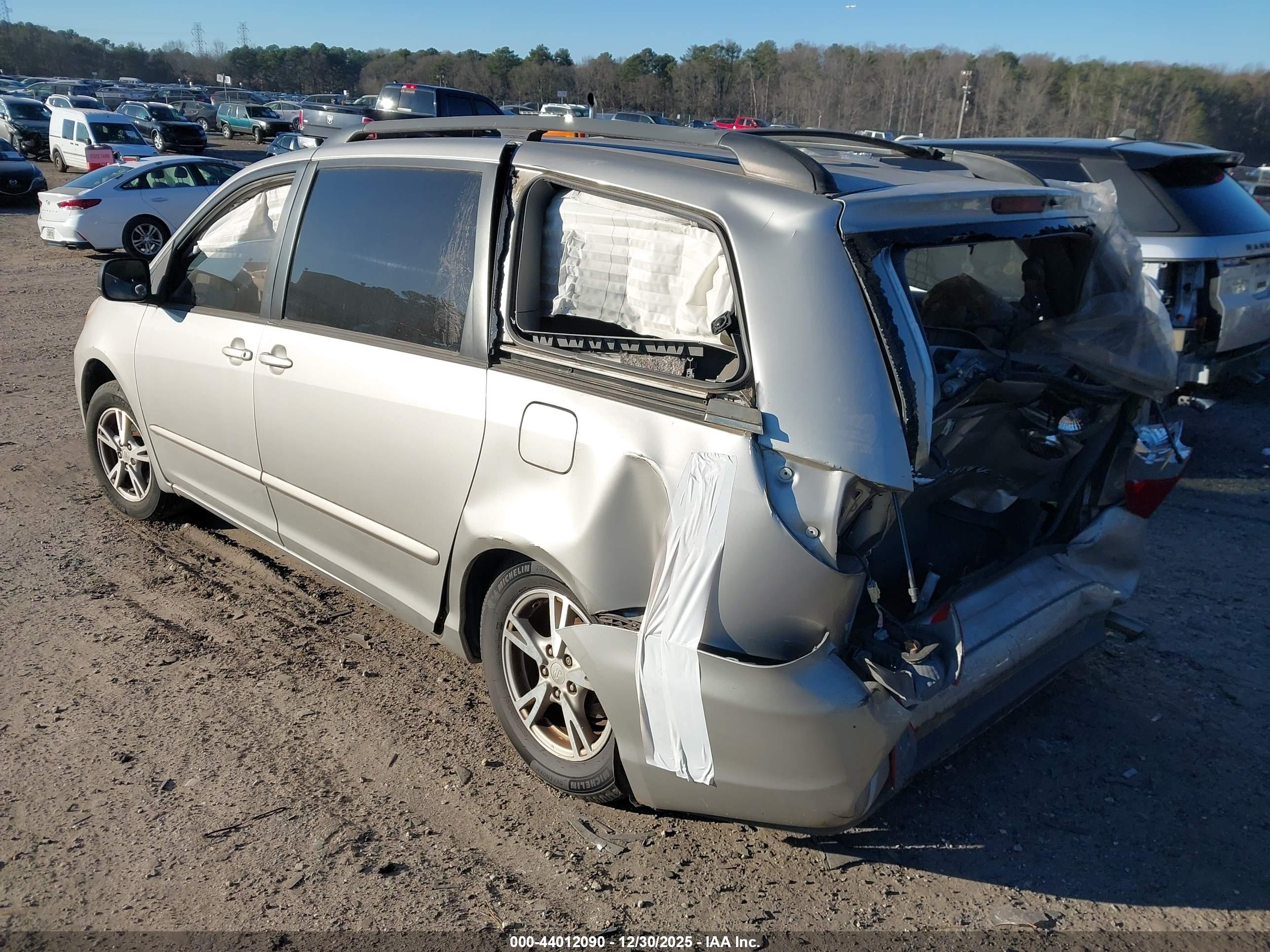 TOYOTA SIENNA image 3