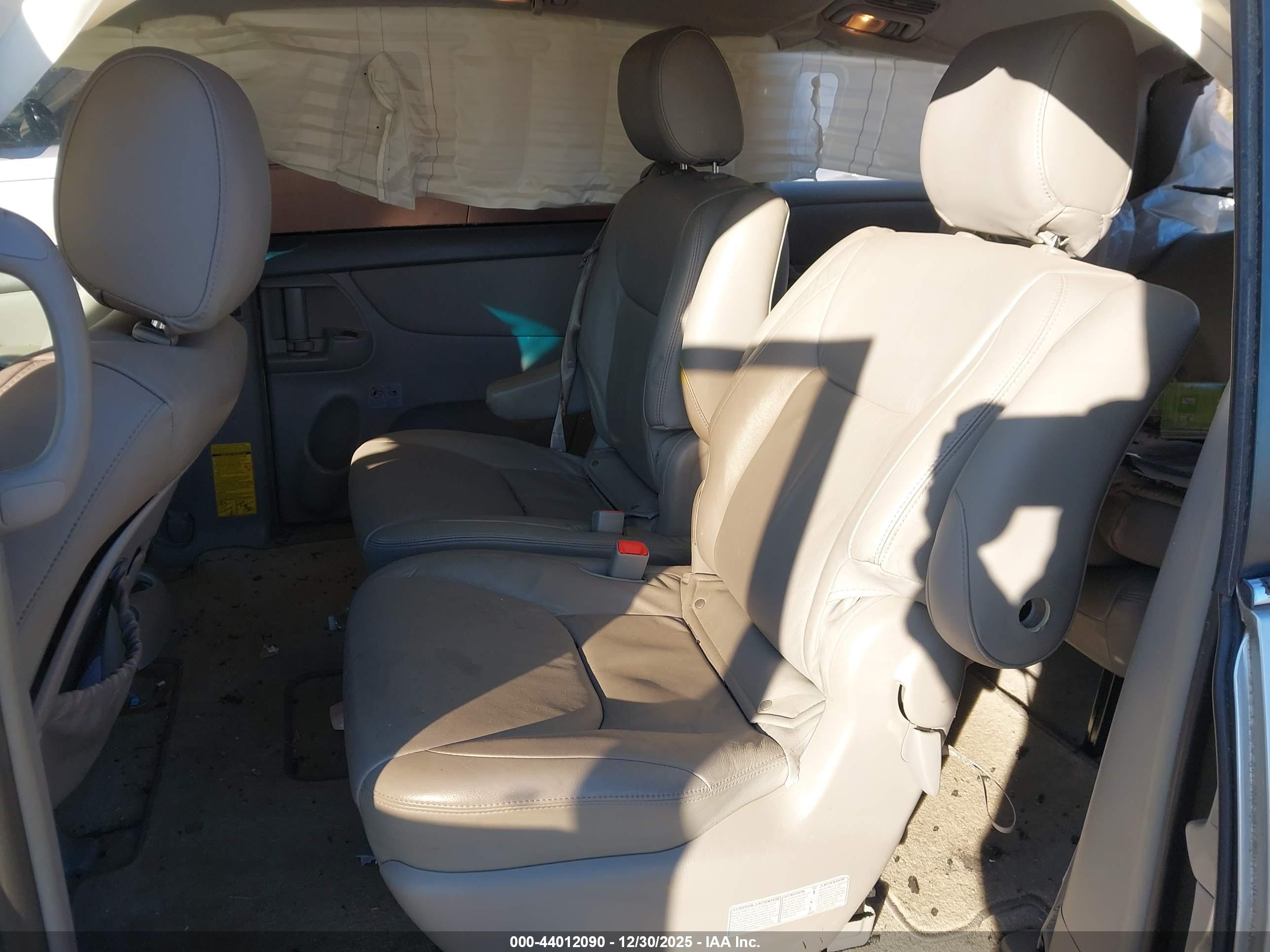 TOYOTA SIENNA image 8