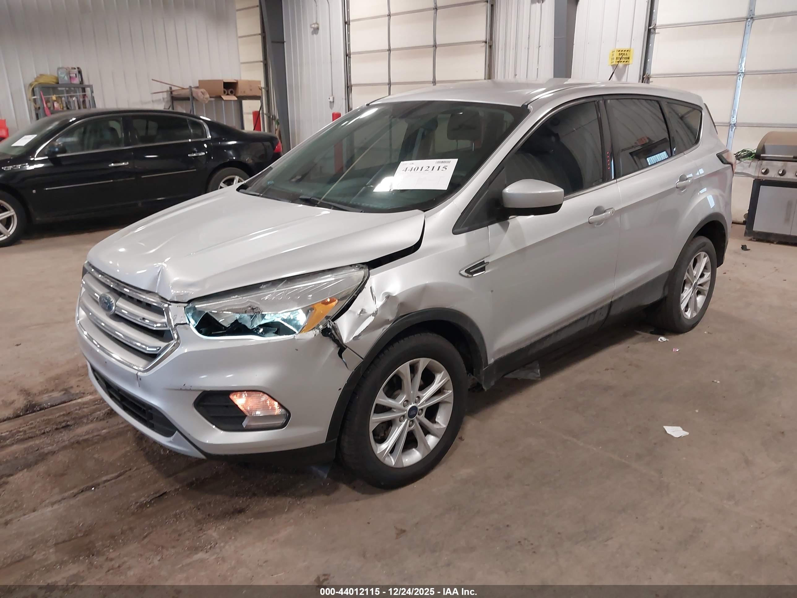 FORD ESCAPE image 2