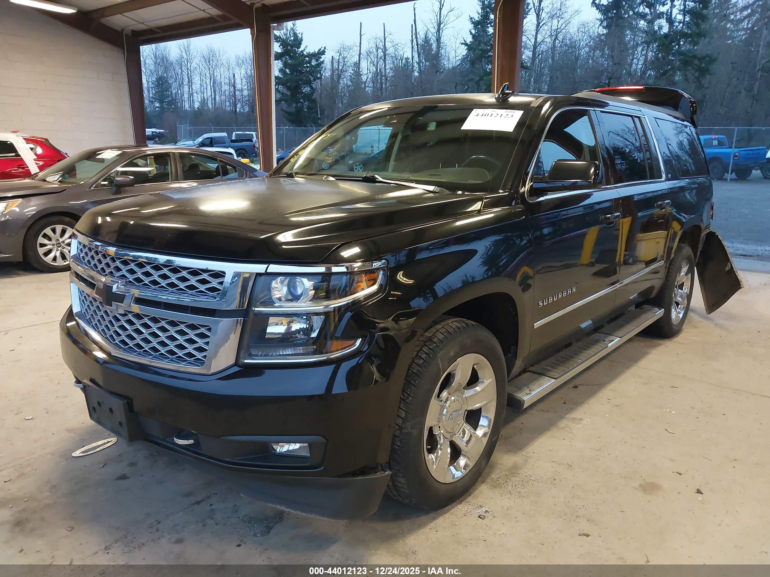 CHEVROLET SUBURBAN image 2