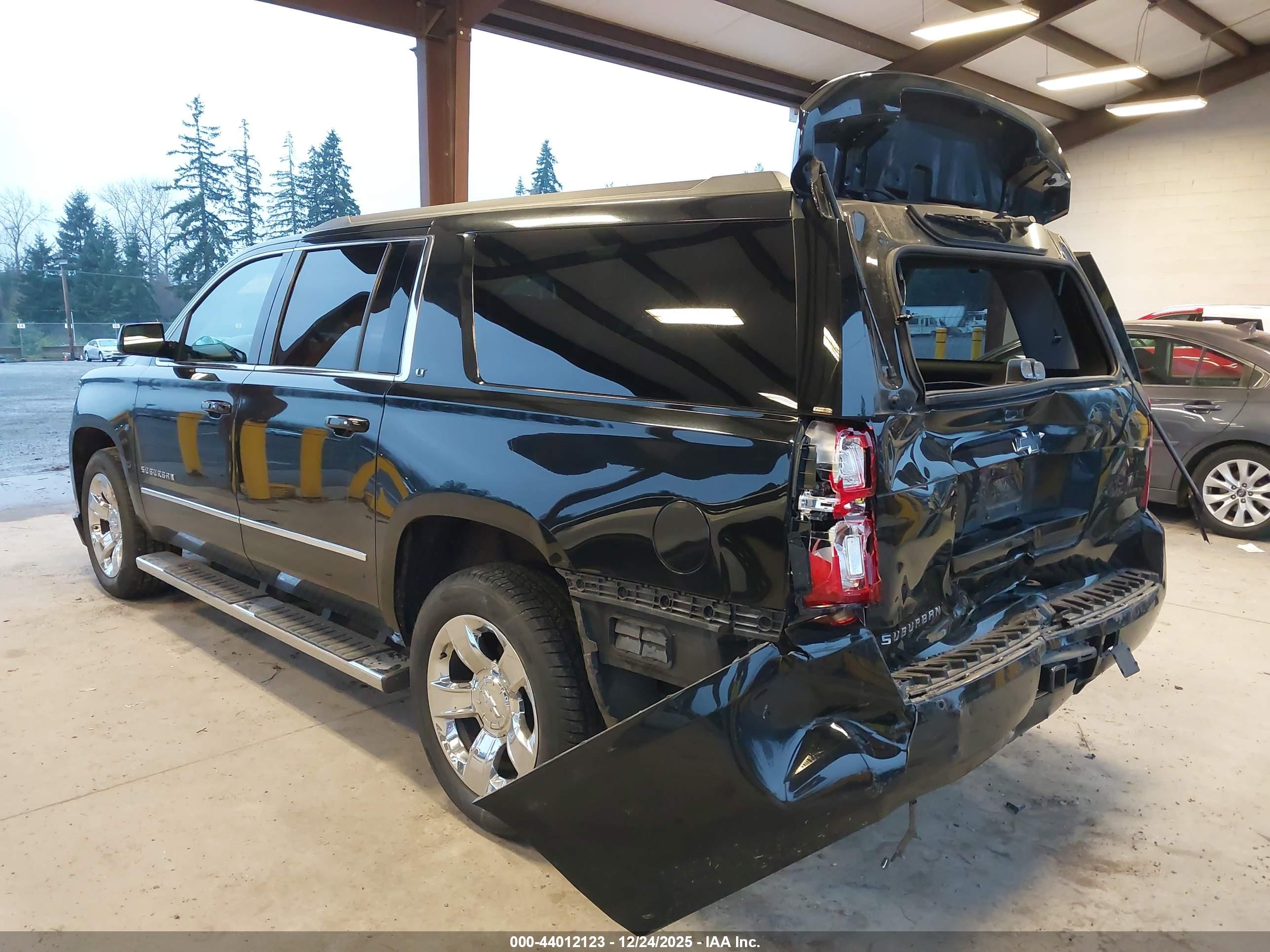 CHEVROLET SUBURBAN image 3