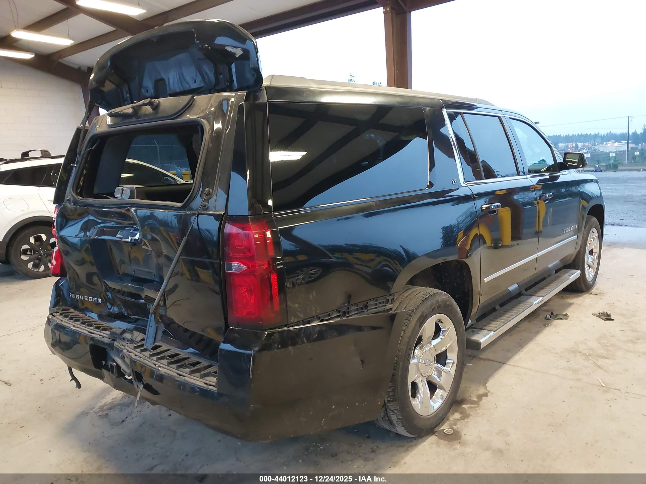 CHEVROLET SUBURBAN image 4