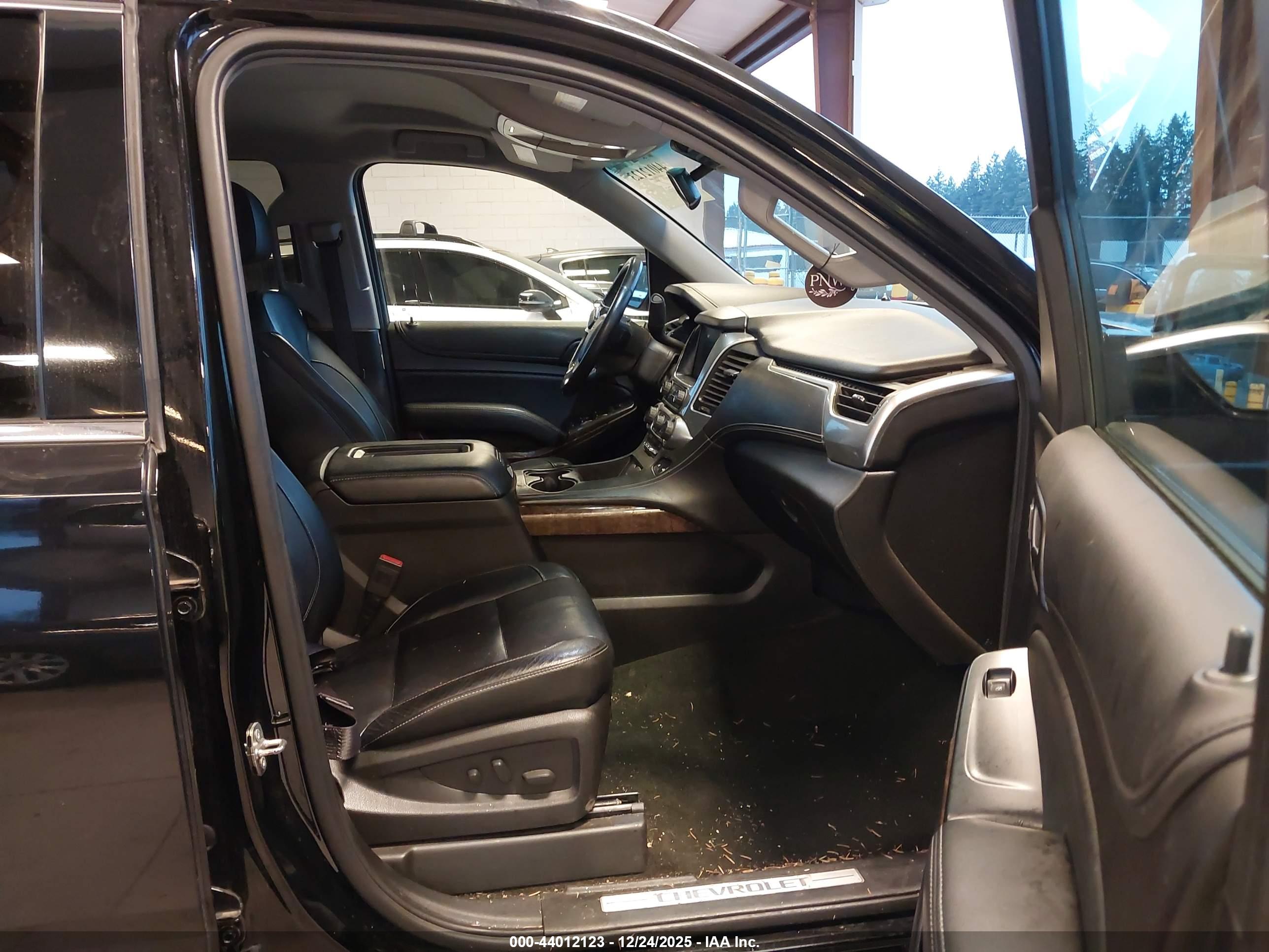 CHEVROLET SUBURBAN image 5
