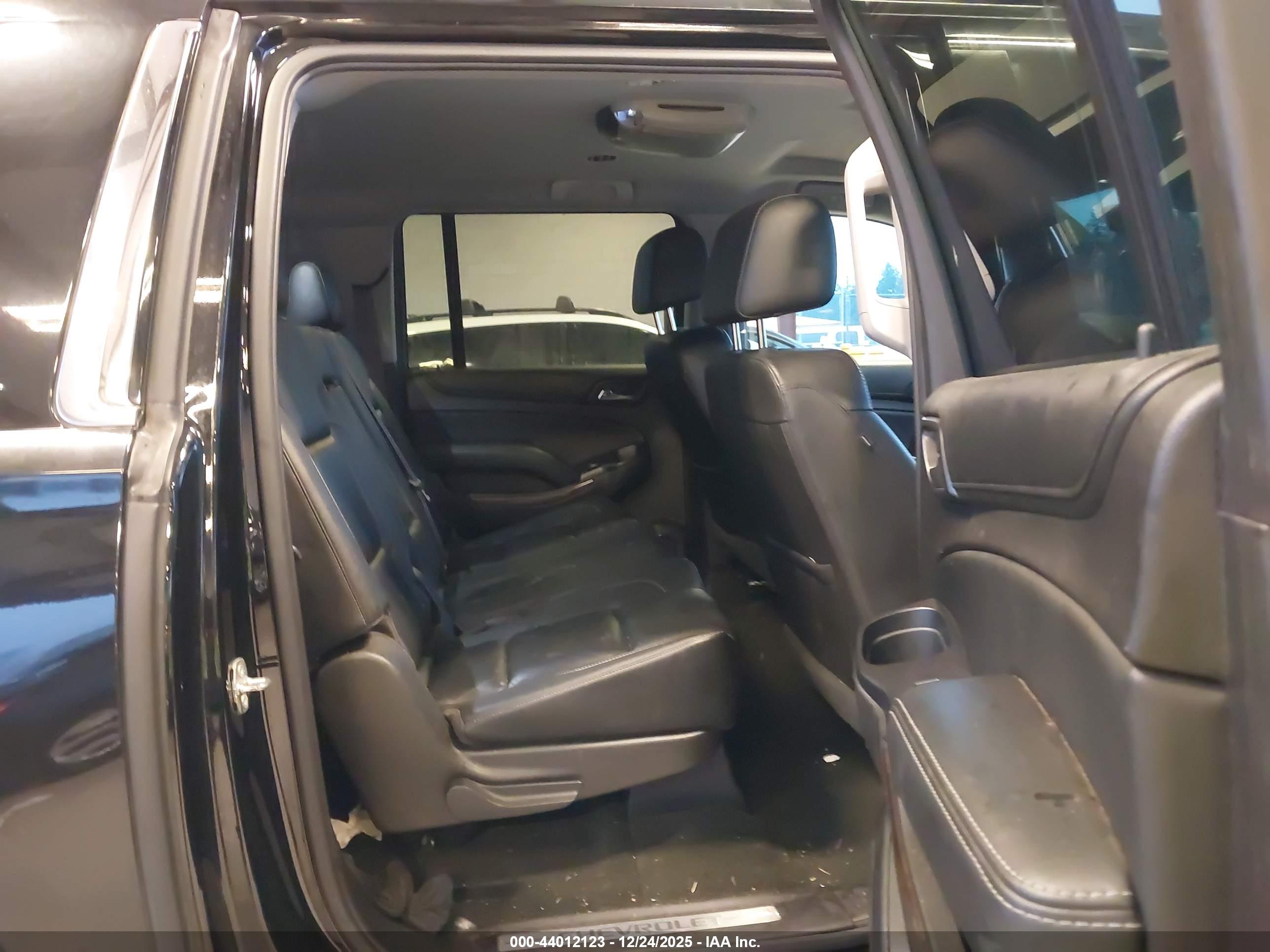 CHEVROLET SUBURBAN image 8