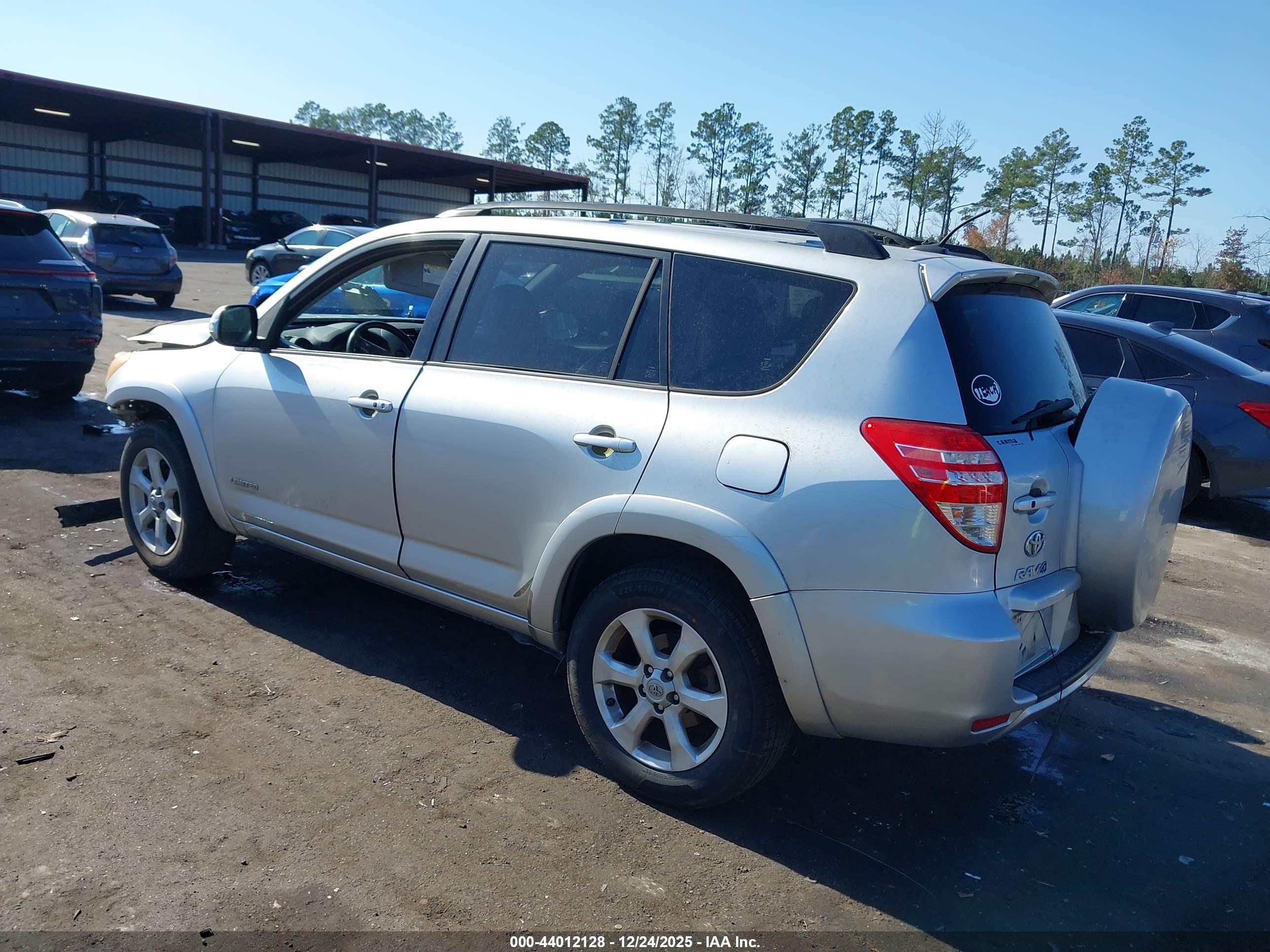 TOYOTA RAV4 image 3