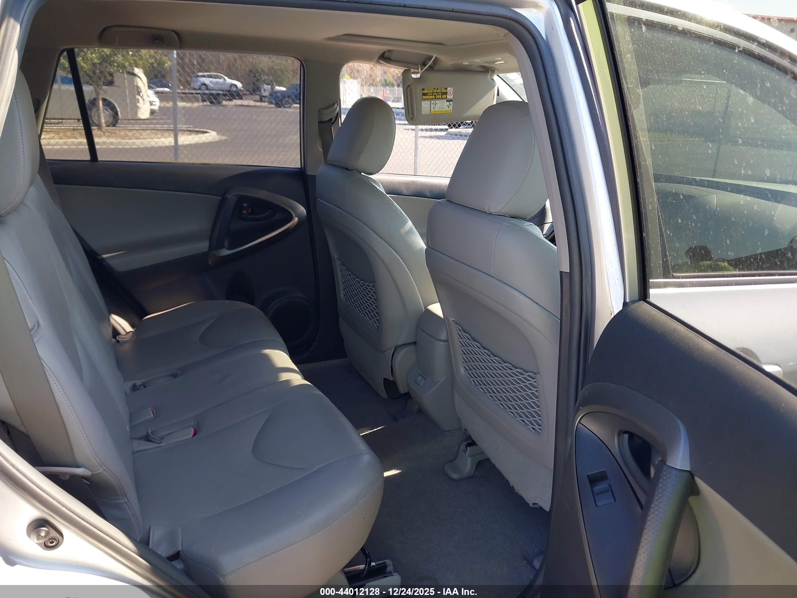 TOYOTA RAV4 image 8