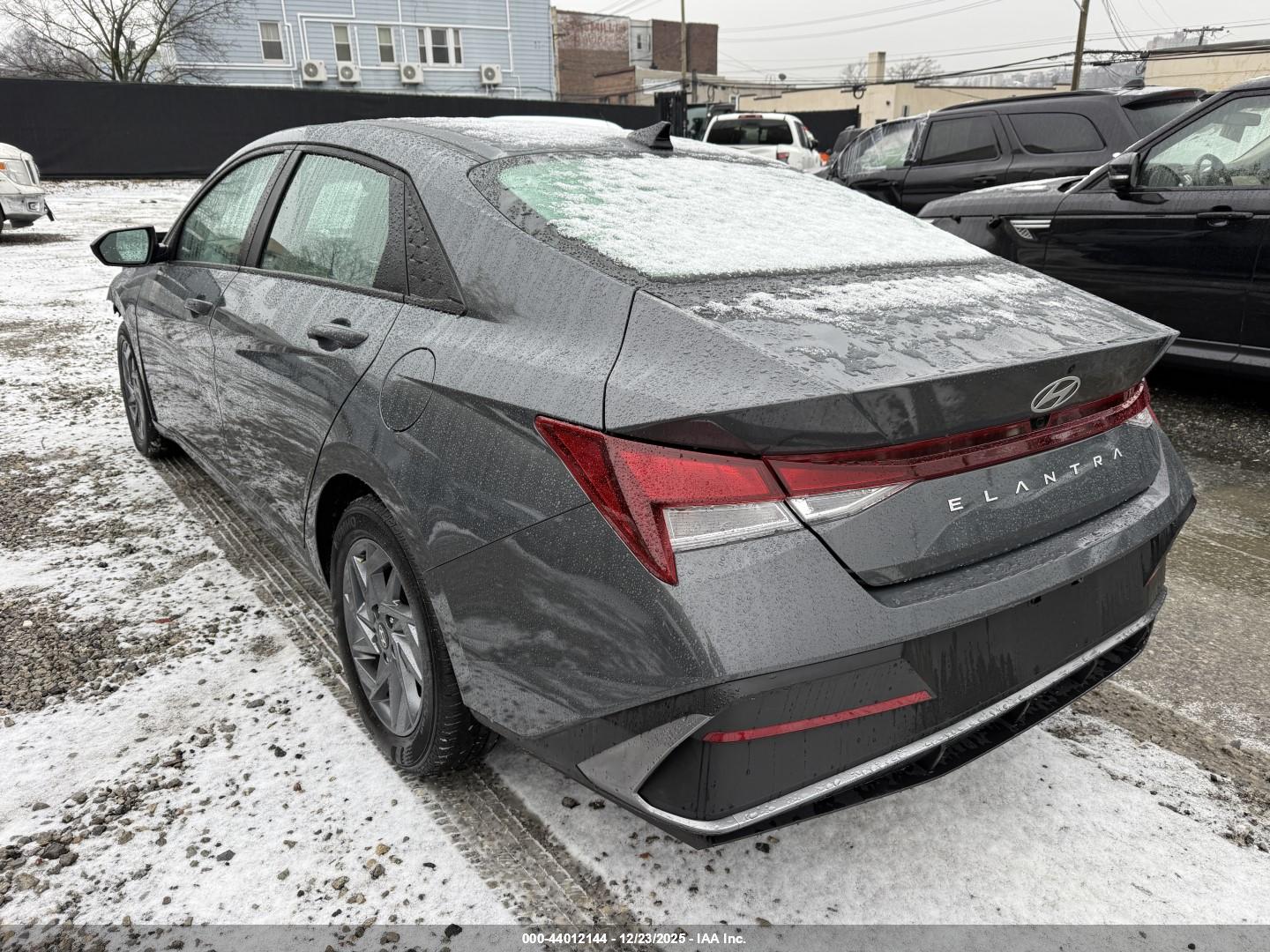 HYUNDAI ELANTRA image 3