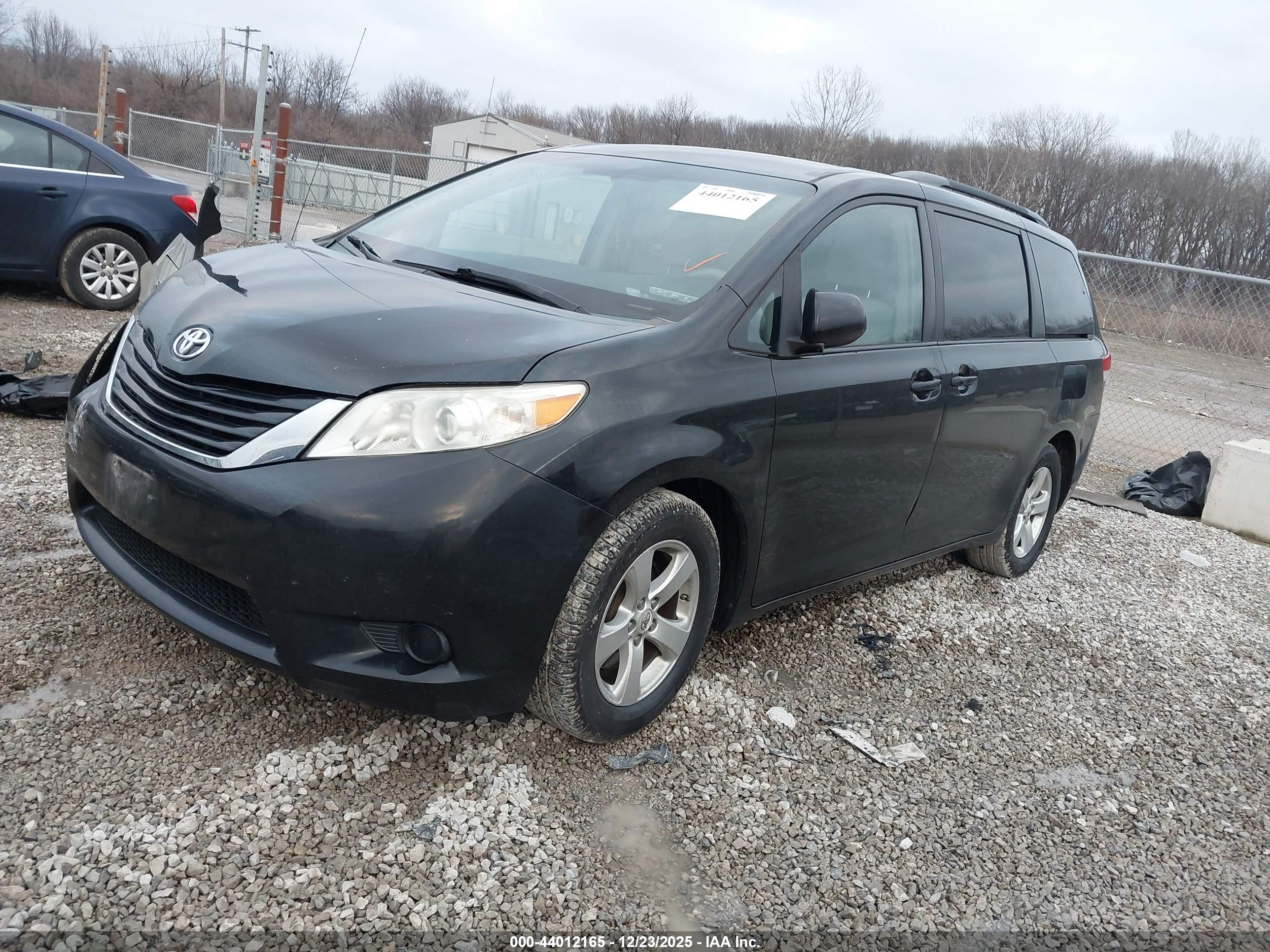 TOYOTA SIENNA image 2
