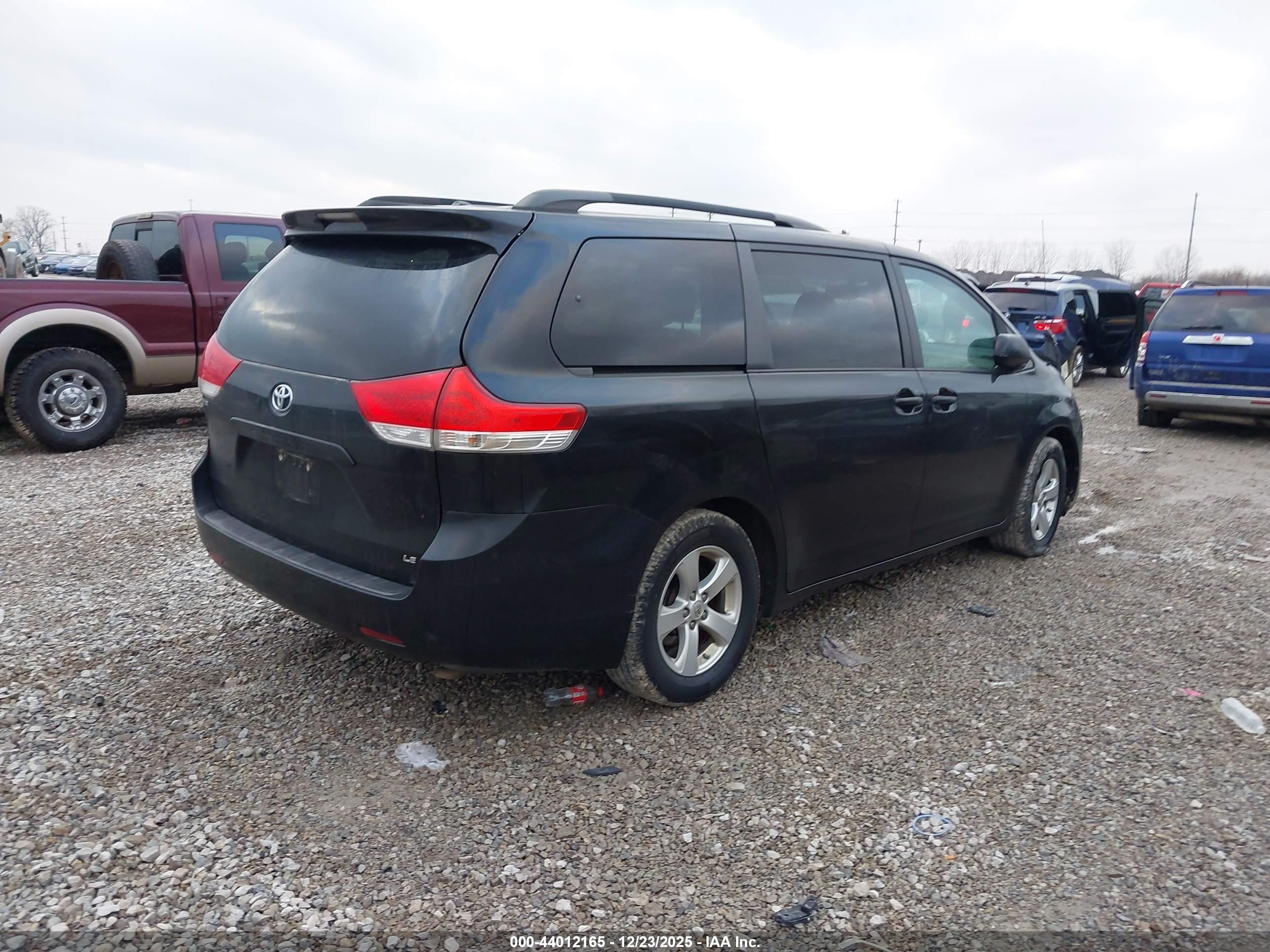 TOYOTA SIENNA image 4