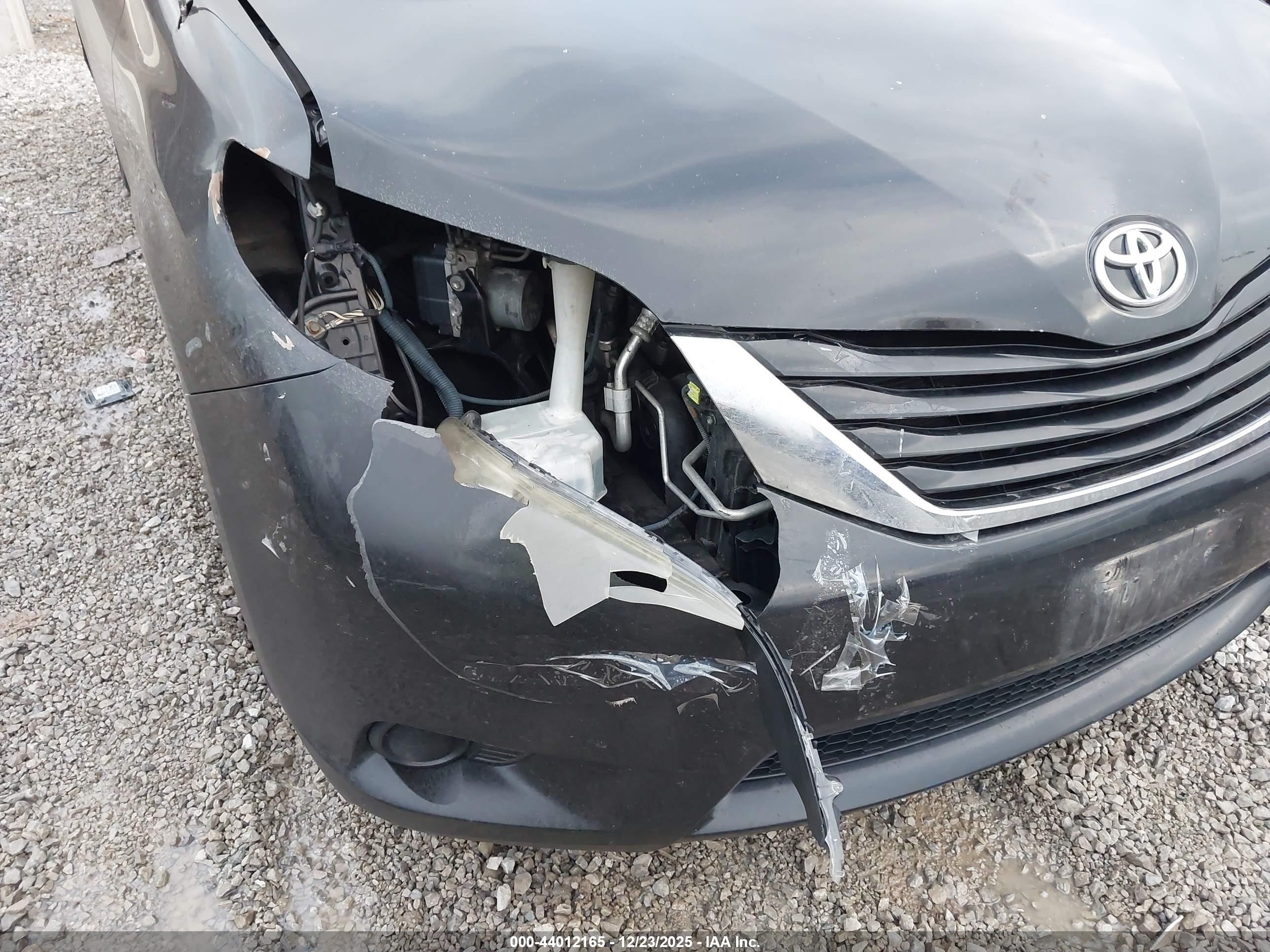 TOYOTA SIENNA image 6