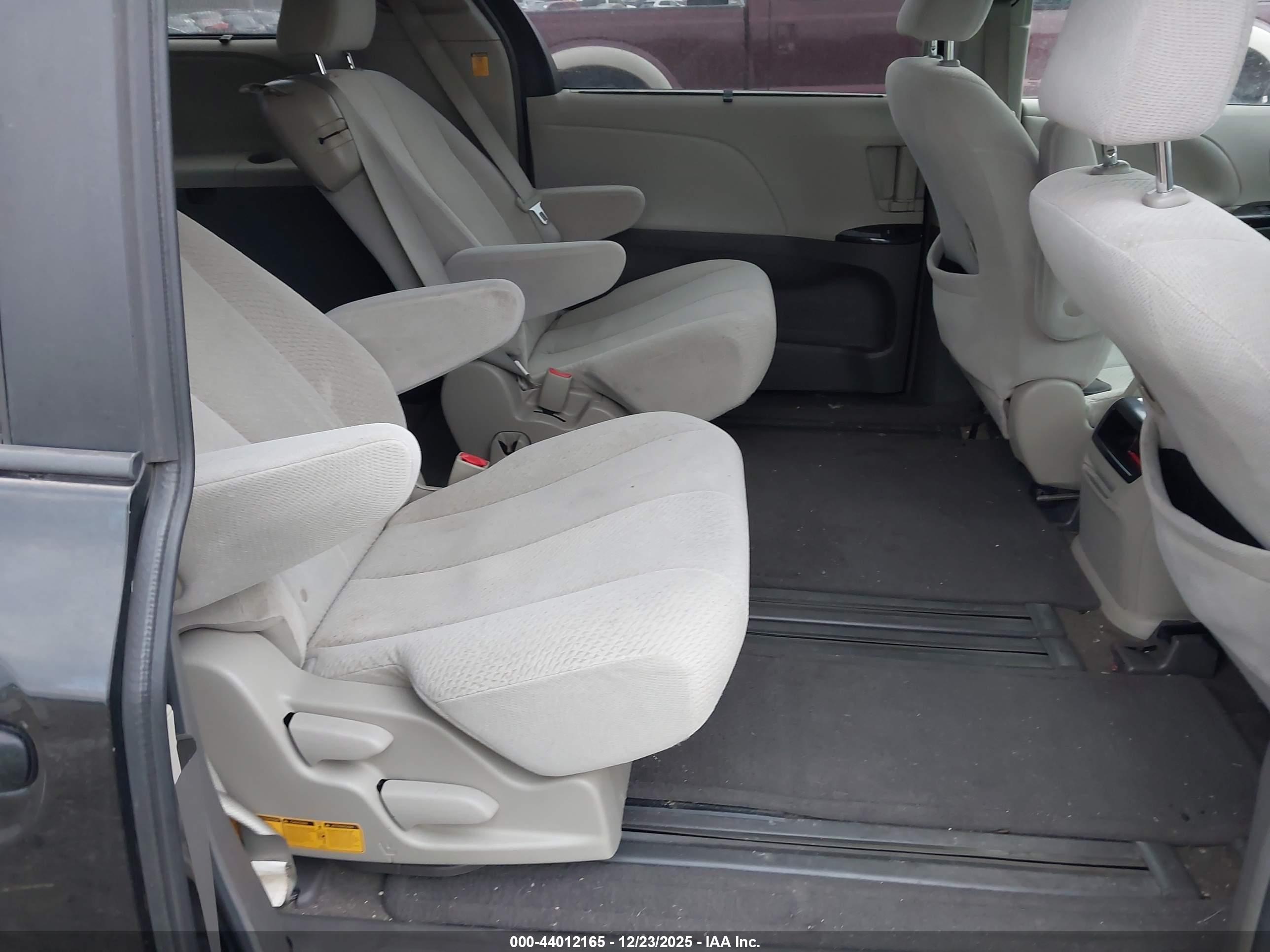 TOYOTA SIENNA image 8