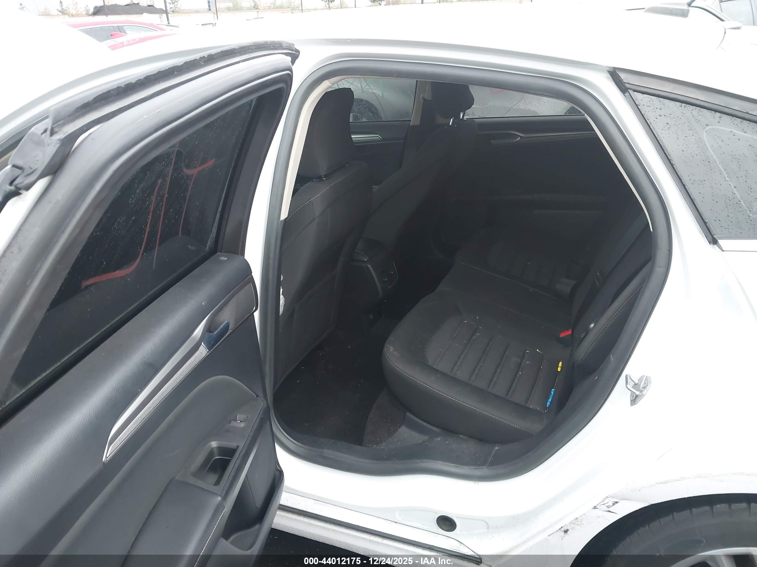 FORD FUSION image 8