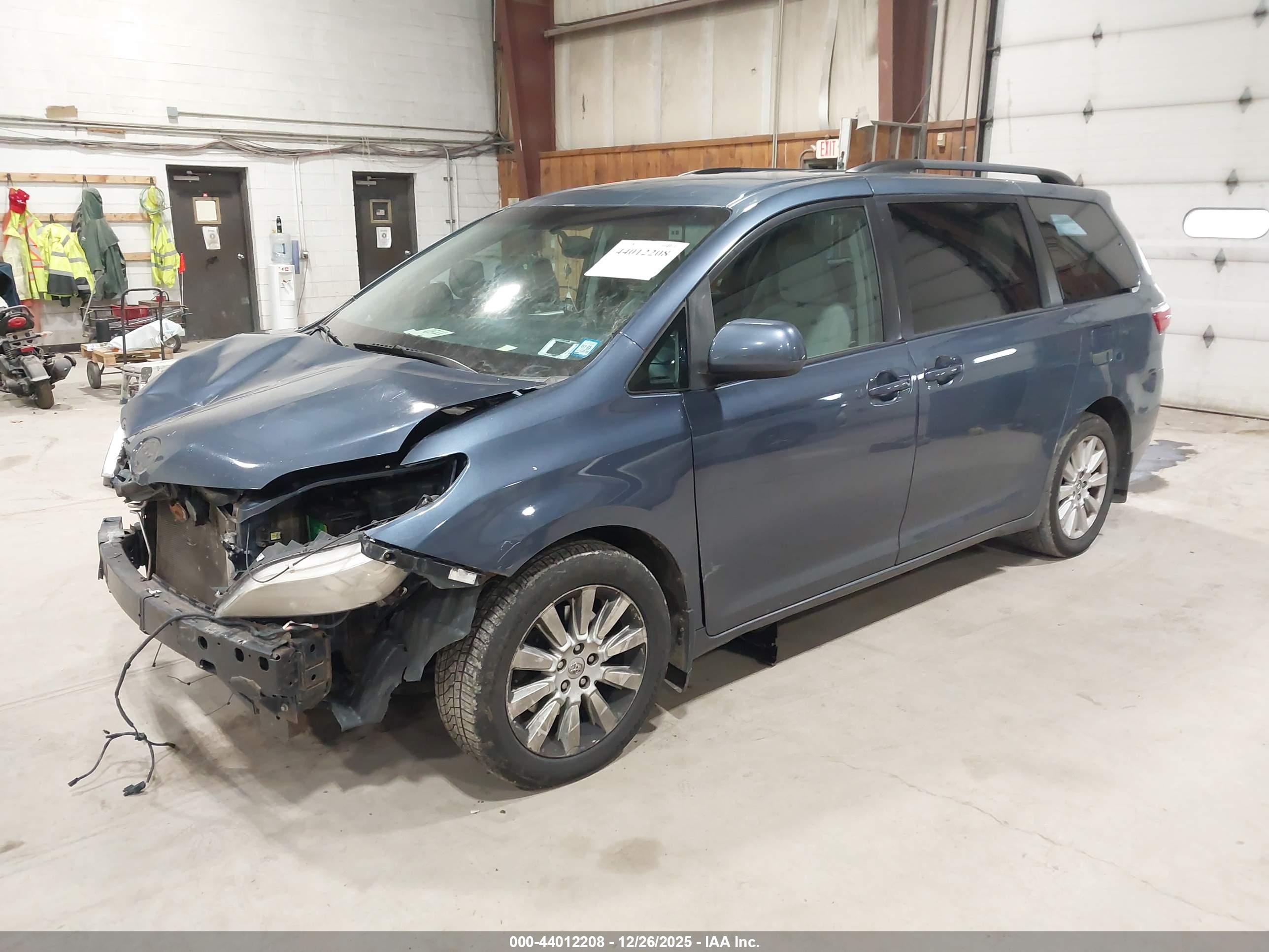TOYOTA SIENNA image 2