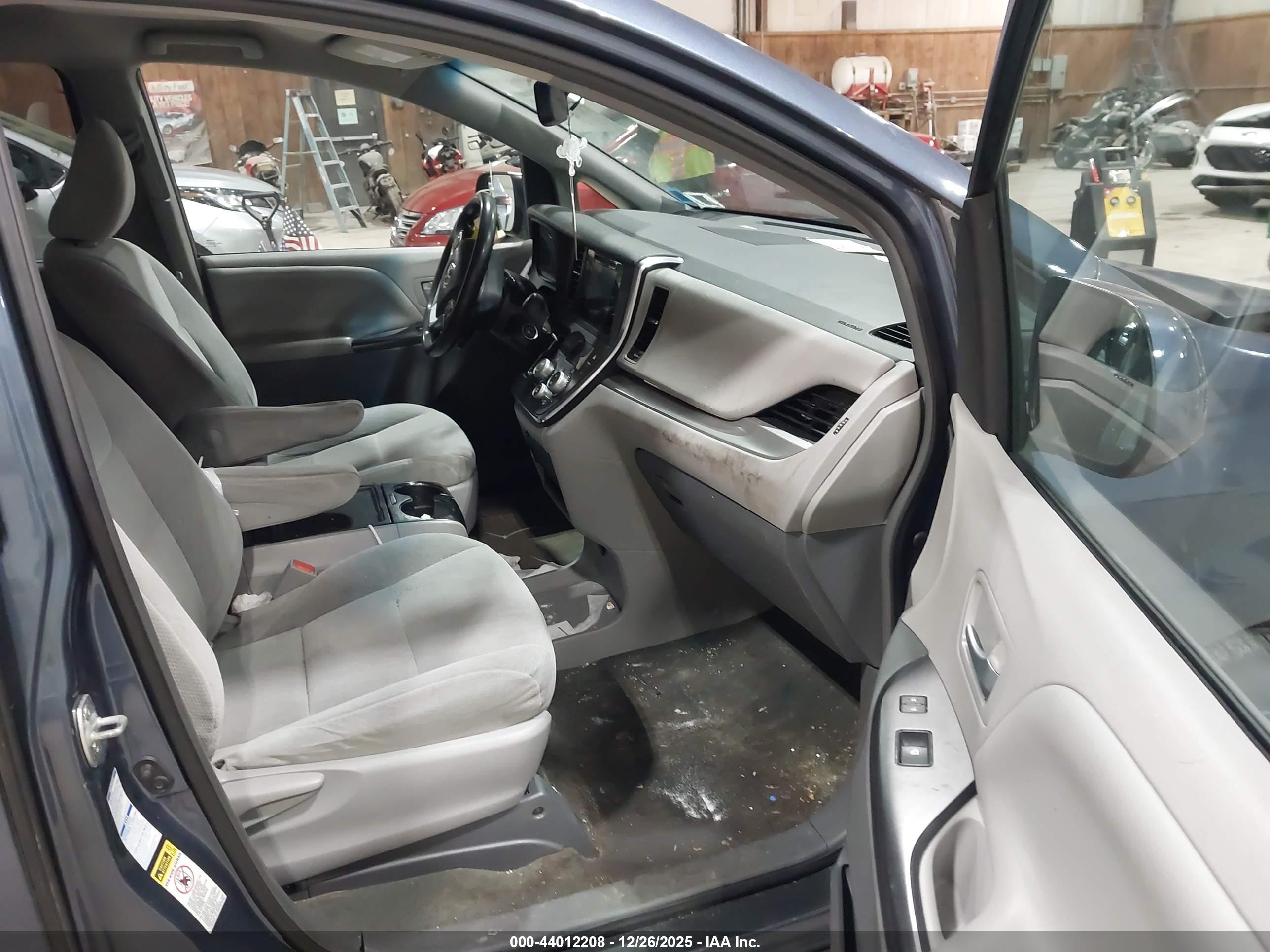 TOYOTA SIENNA image 5