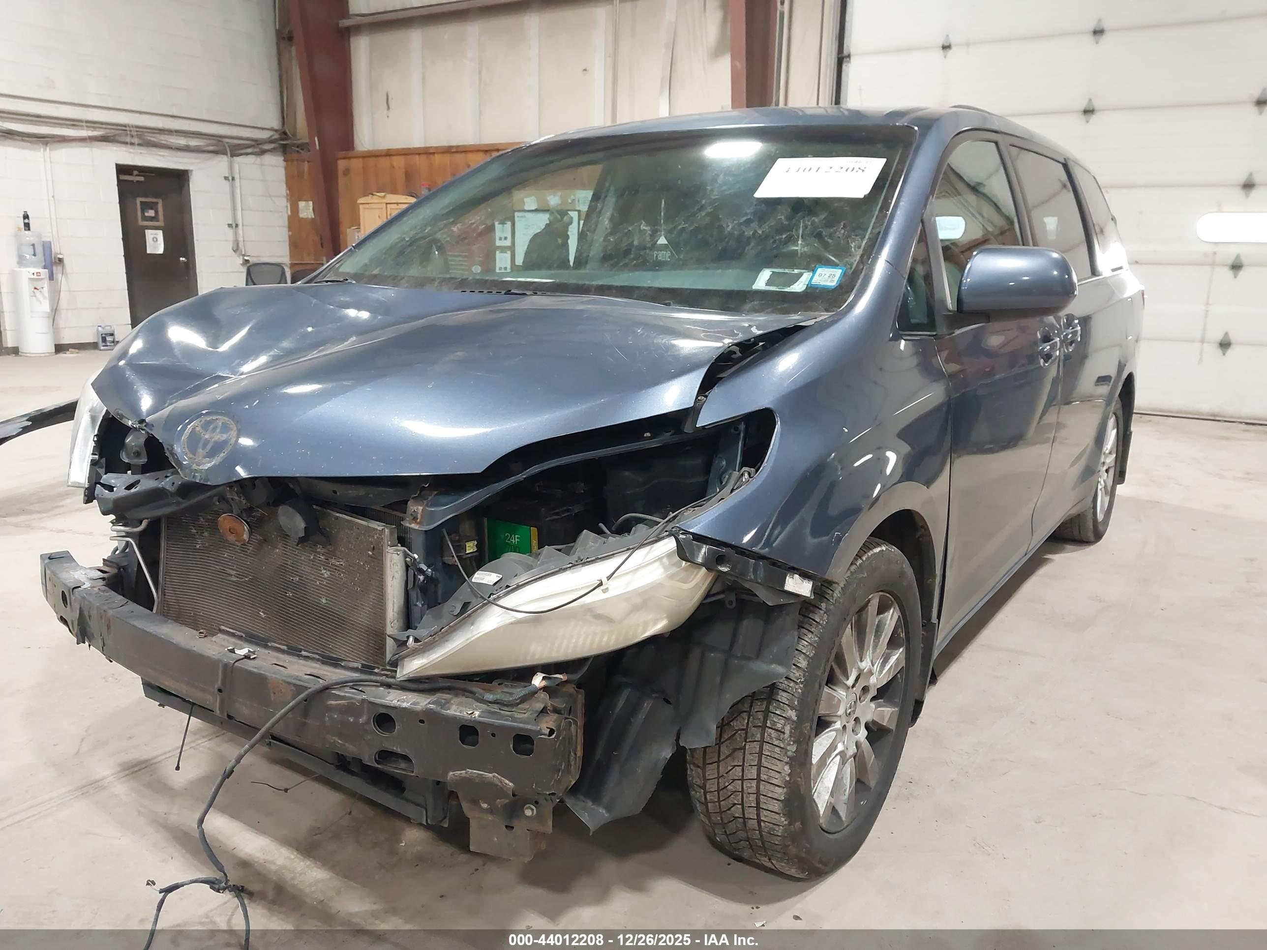 TOYOTA SIENNA image 6
