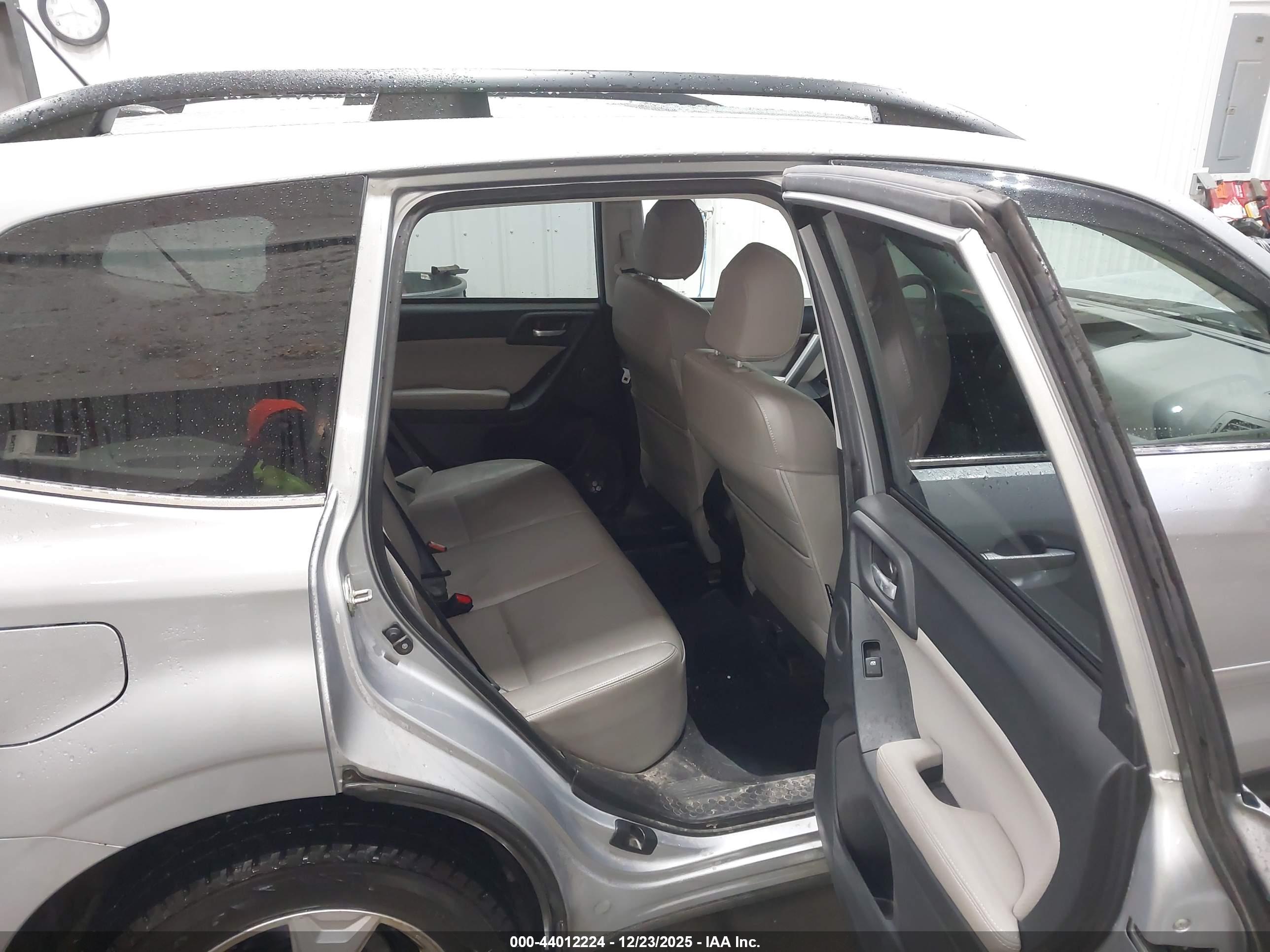 SUBARU FORESTER image 8