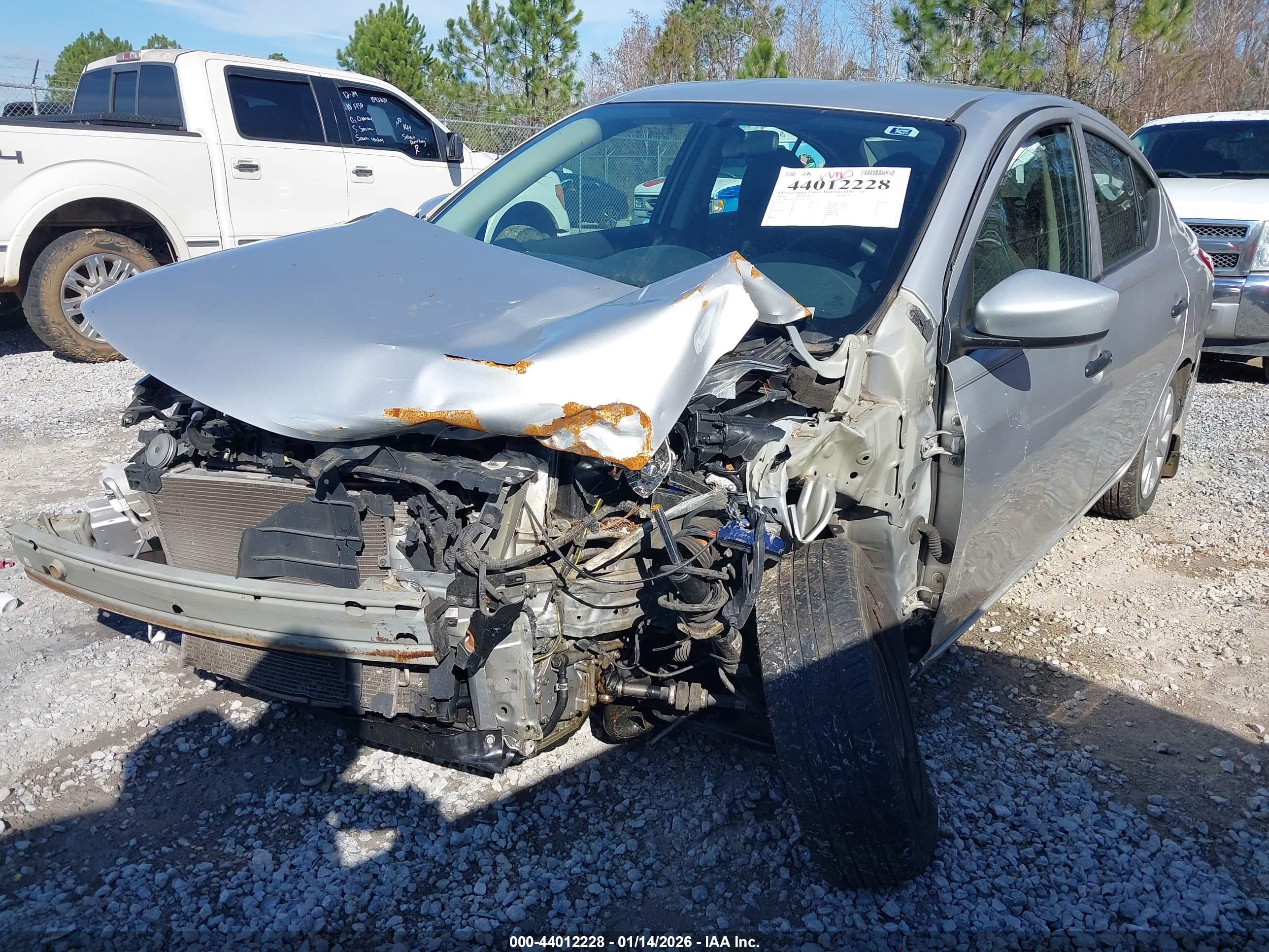 NISSAN VERSA image 2