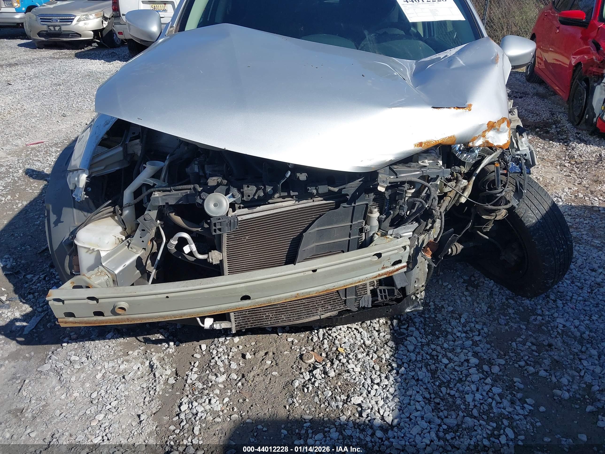 NISSAN VERSA image 6