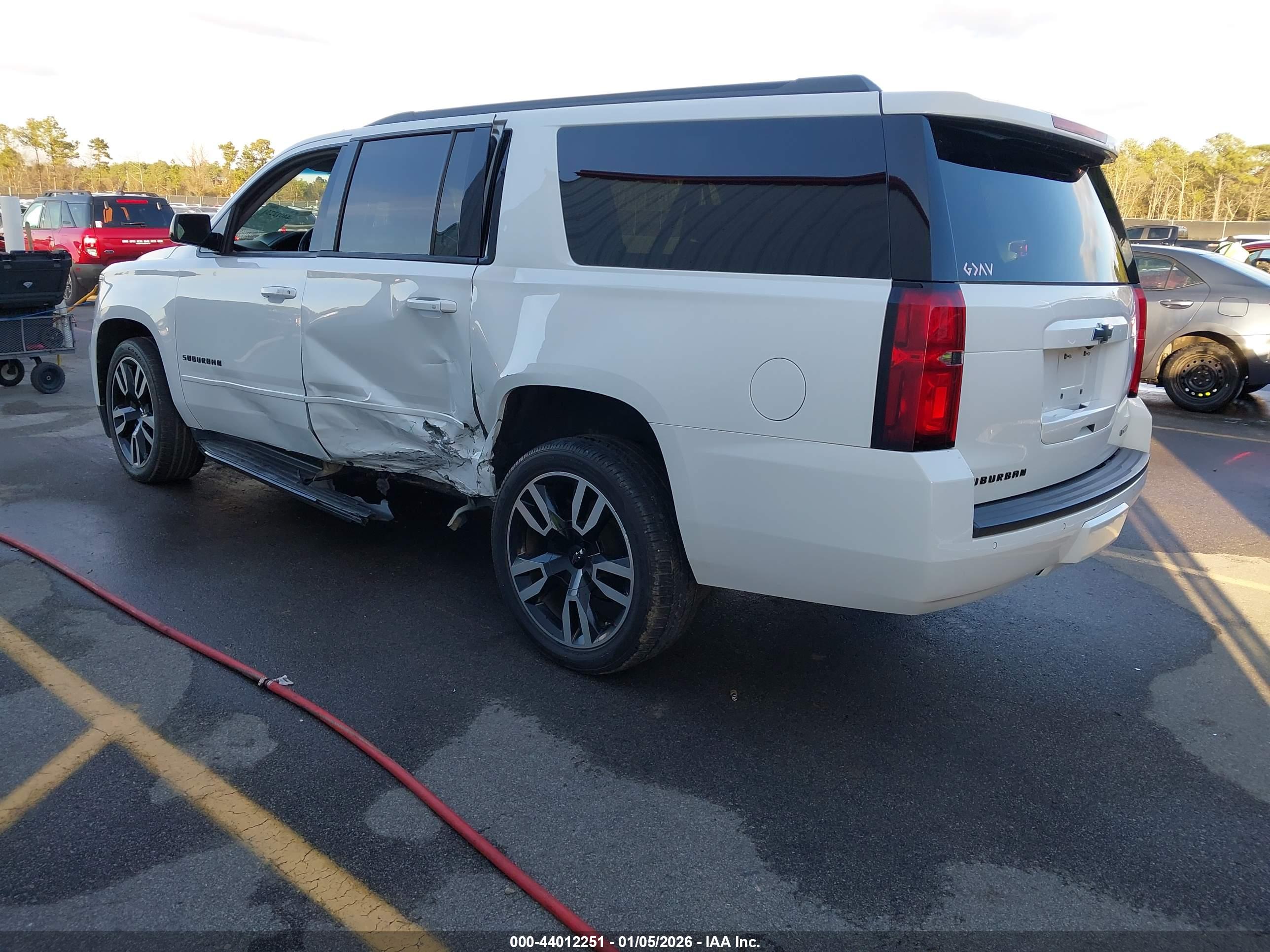 CHEVROLET SUBURBAN image 3