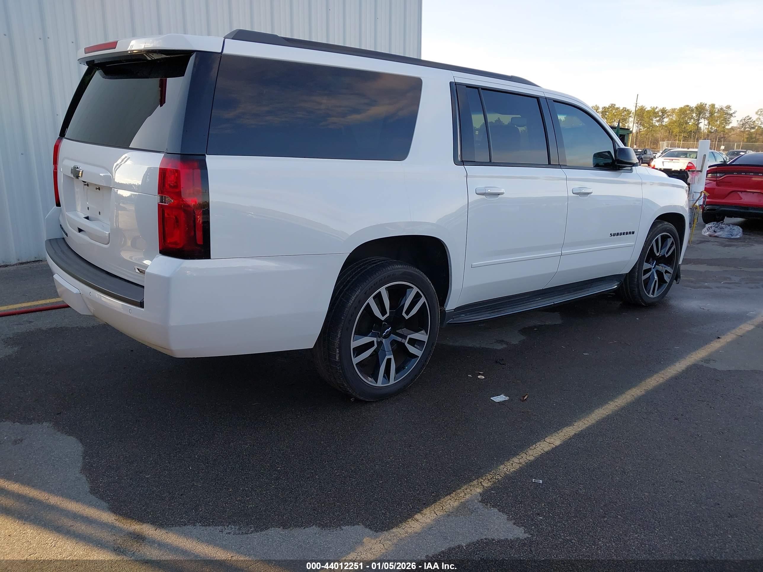 CHEVROLET SUBURBAN image 4