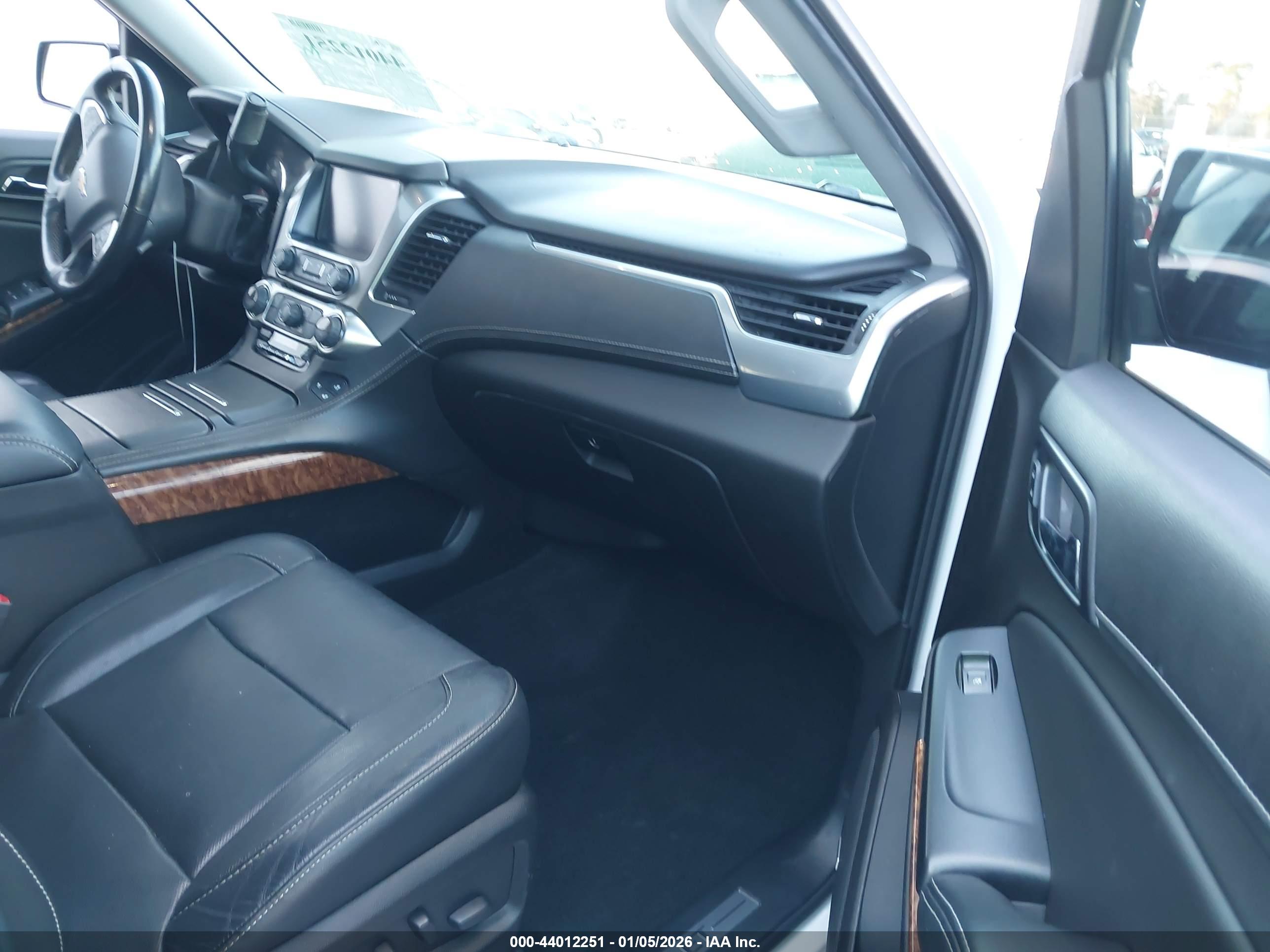 CHEVROLET SUBURBAN image 5