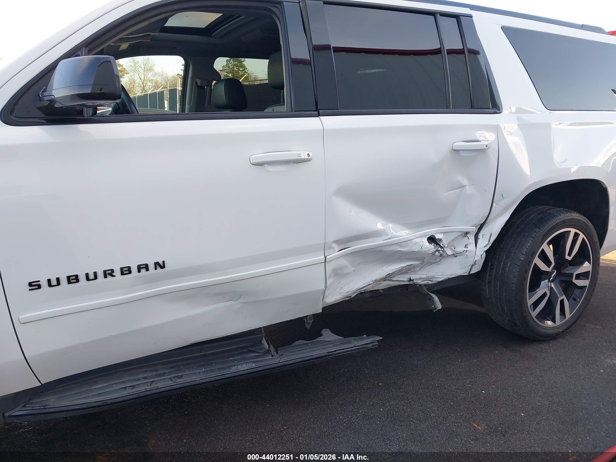CHEVROLET SUBURBAN image 6