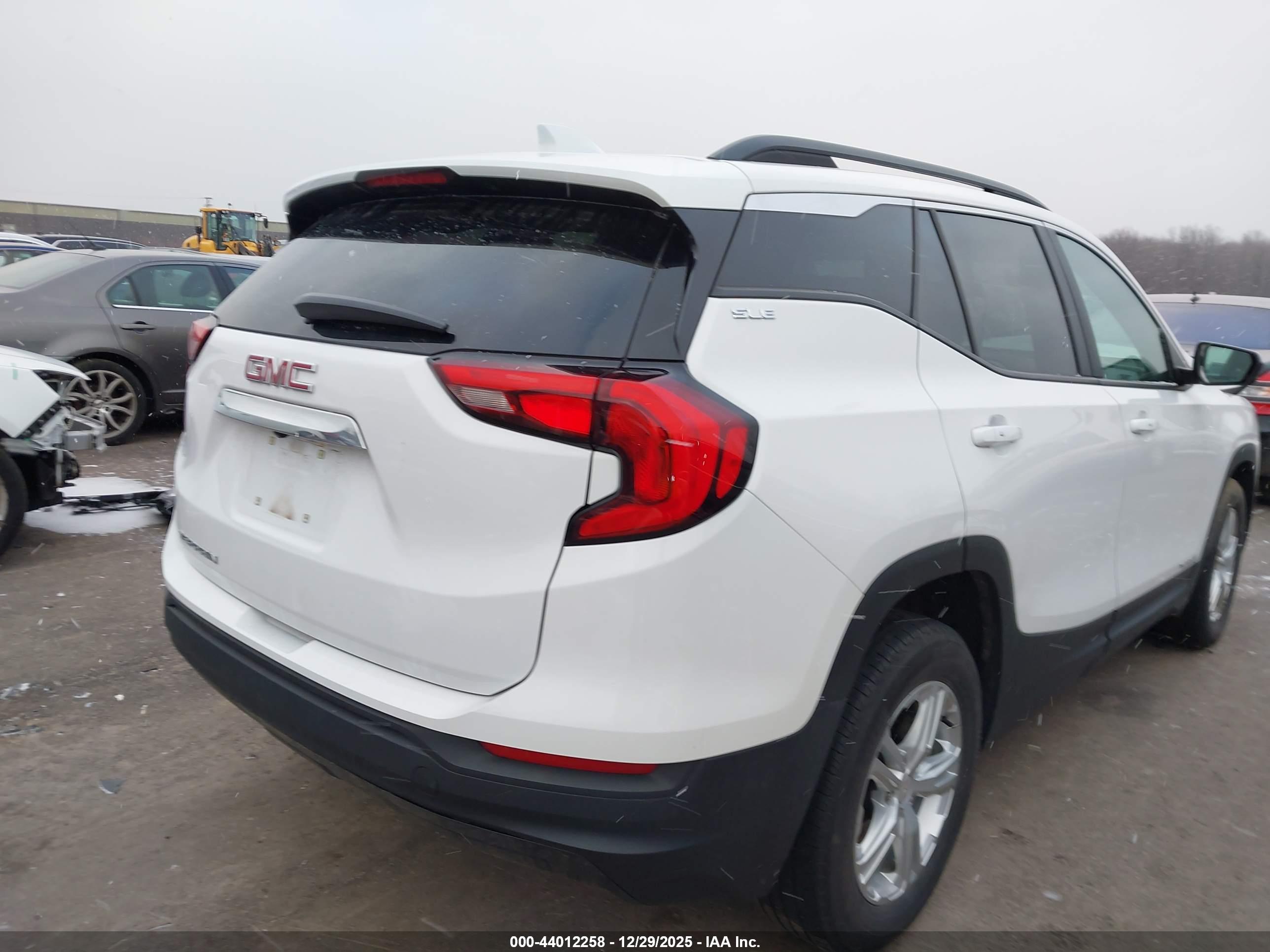 GMC TERRAIN image 4