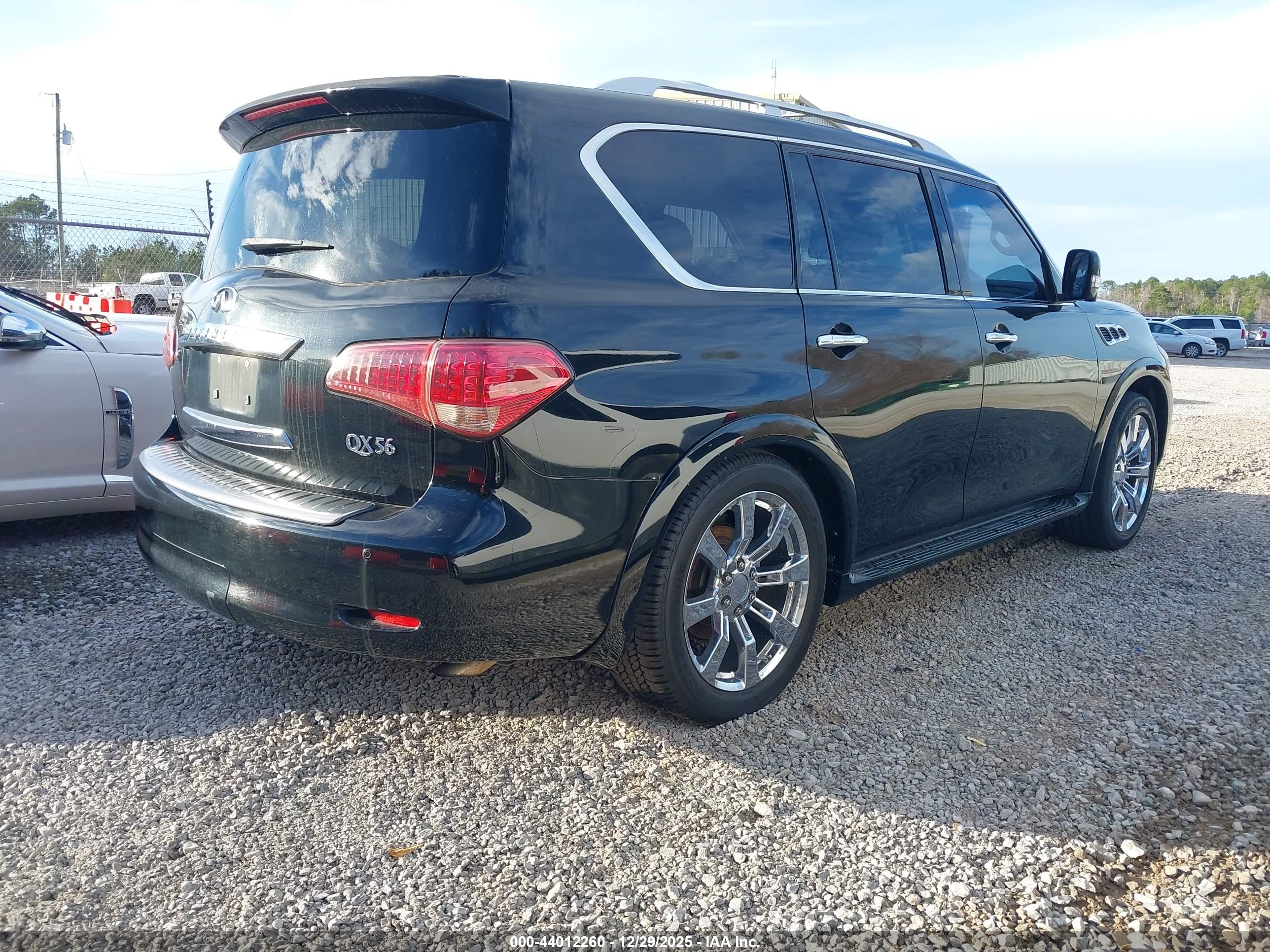 INFINITI QX56 image 4